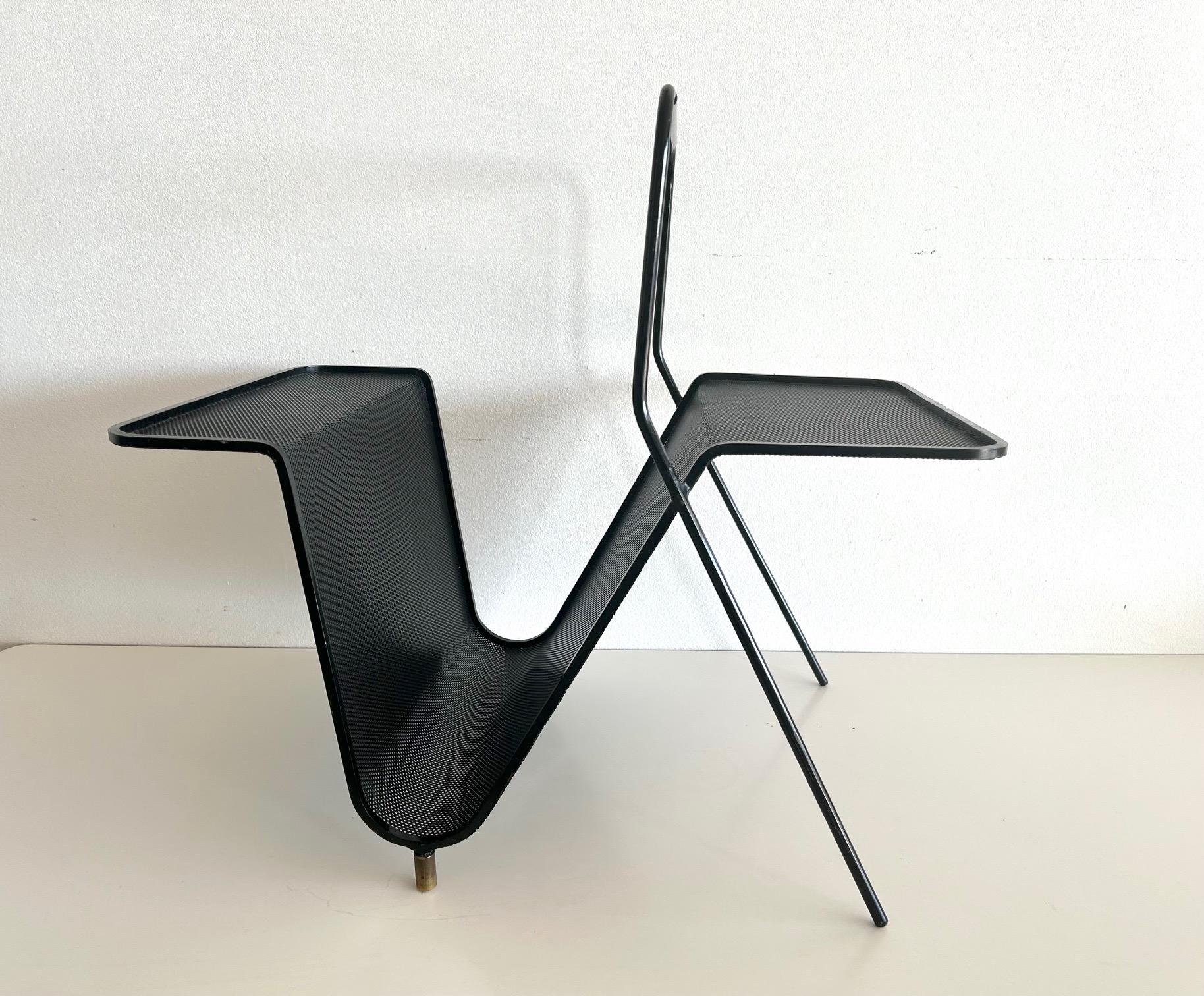 Revistero diseñado por Mathieu Mategot en metal perforado hacia 1950 Moderno de mediados de siglo