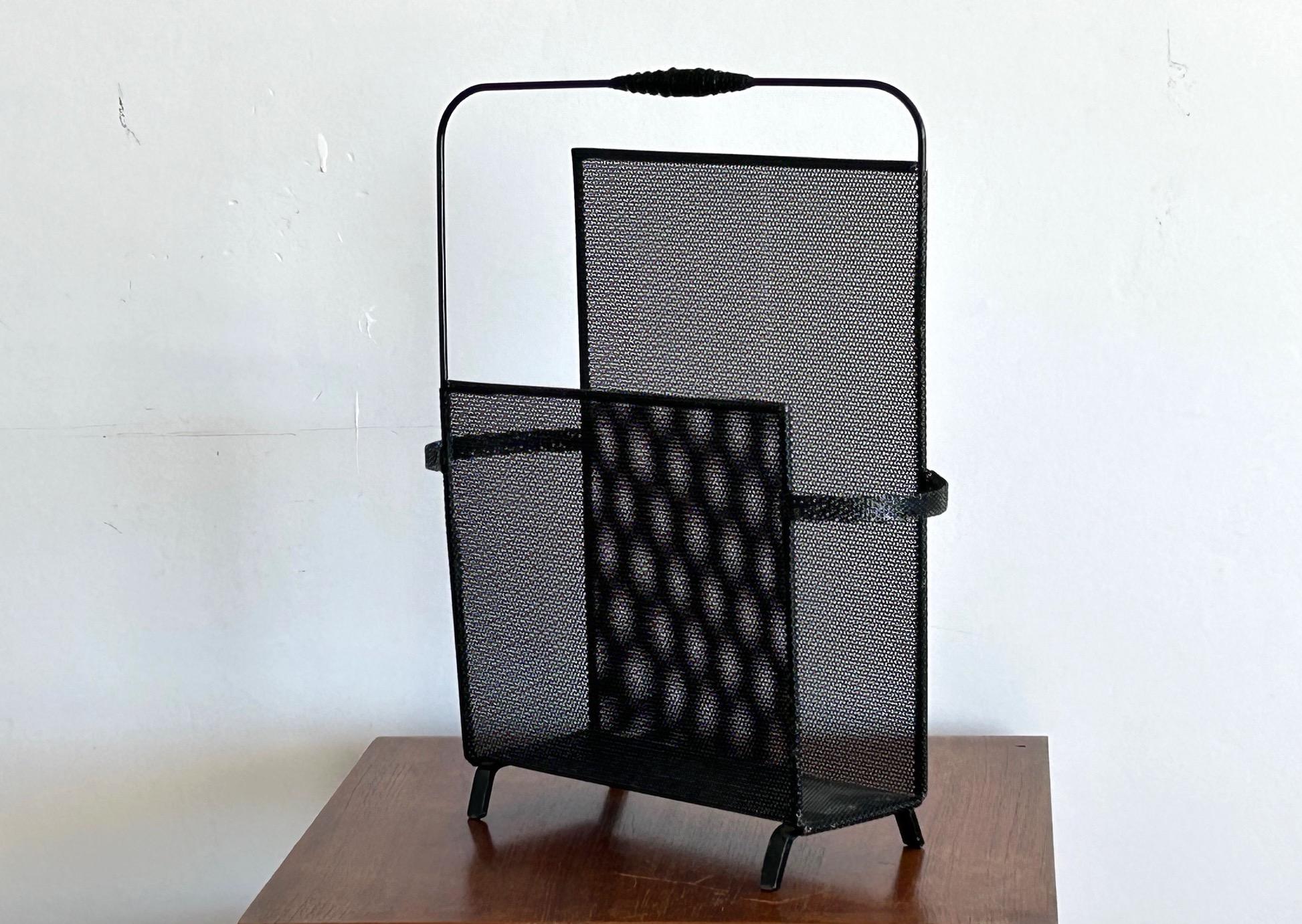 Mid-Century moderno Portariviste in metallo traforato disegnato da Mathieu Mategot, circa 1950 in vendita