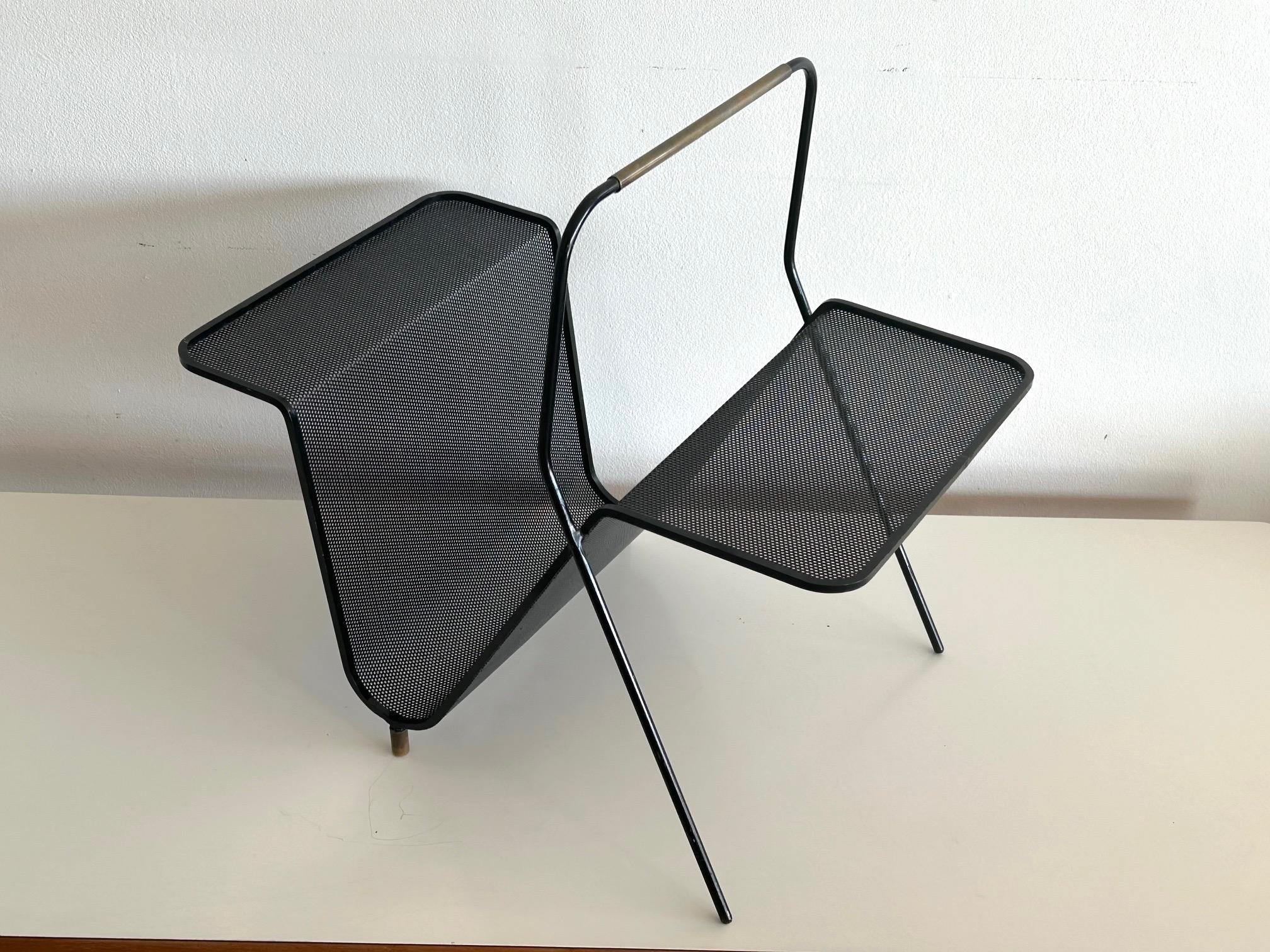 Revistero diseñado por Mathieu Mategot en metal perforado hacia 1950 Francés