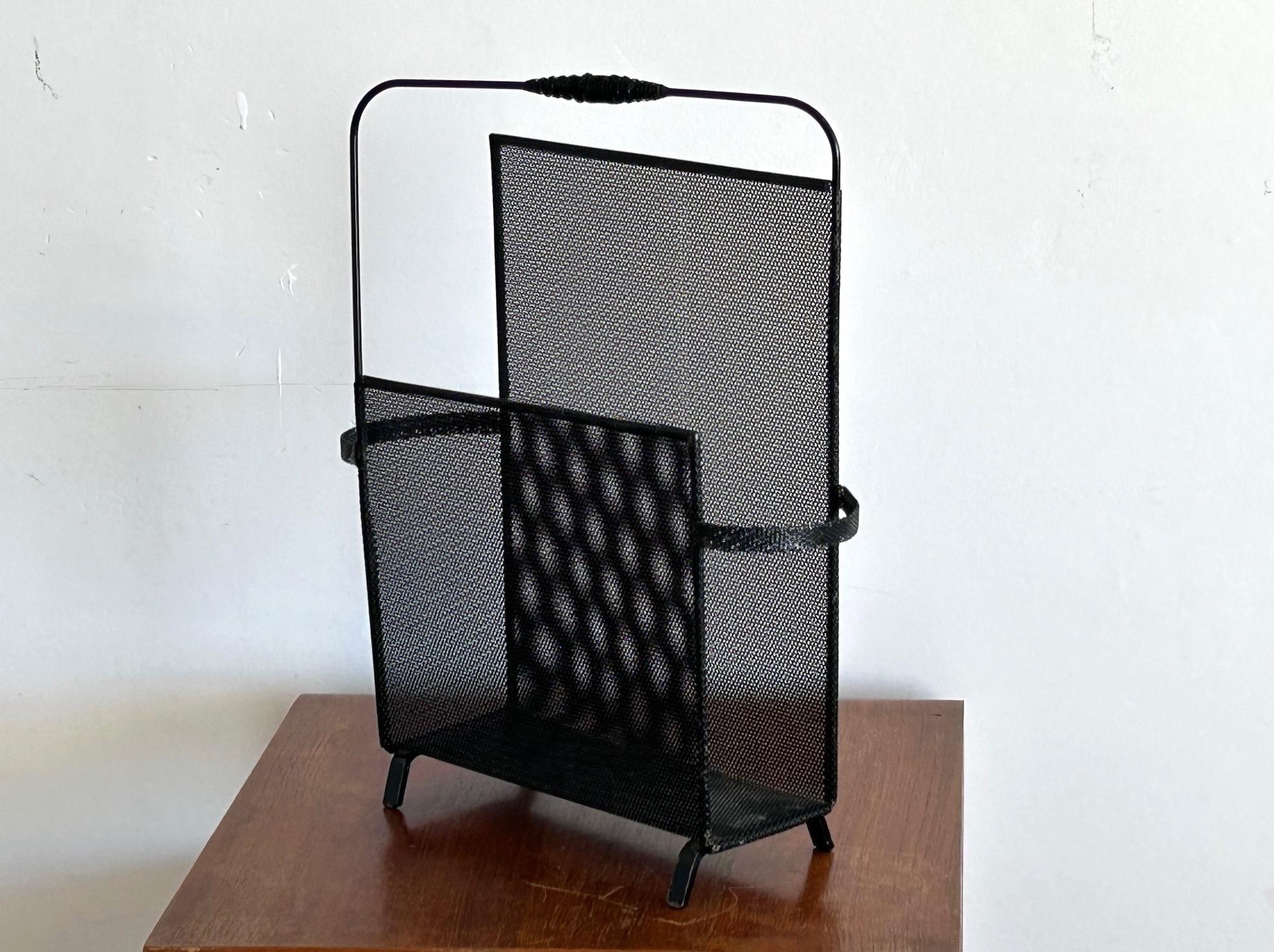 Francese Portariviste in metallo traforato disegnato da Mathieu Mategot, circa 1950 in vendita