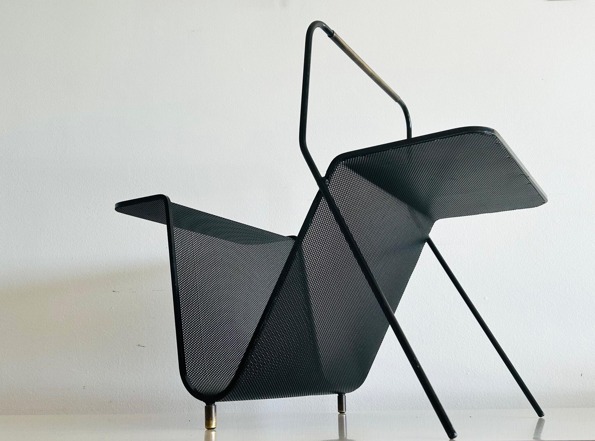 Revistero diseñado por Mathieu Mategot en metal perforado hacia 1950 Lacado