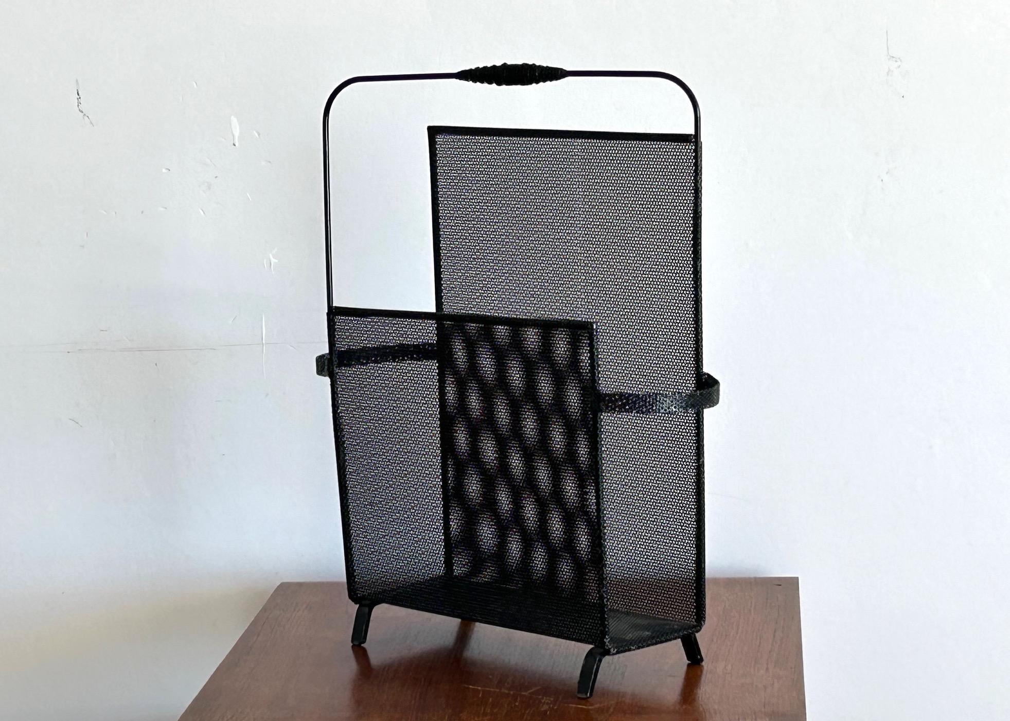 Laccato Portariviste in metallo traforato disegnato da Mathieu Mategot, circa 1950 in vendita