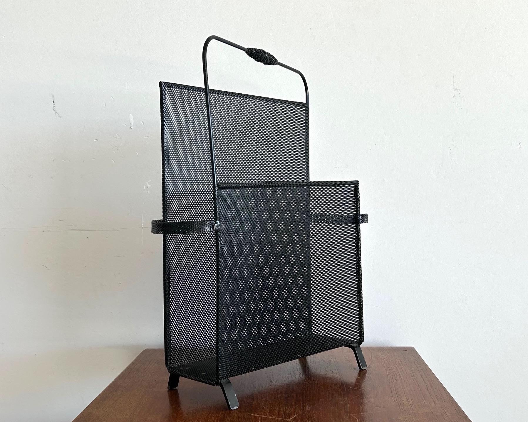 Portariviste in metallo traforato disegnato da Mathieu Mategot, circa 1950 In condizioni buone in vendita a LE CANNET, FR