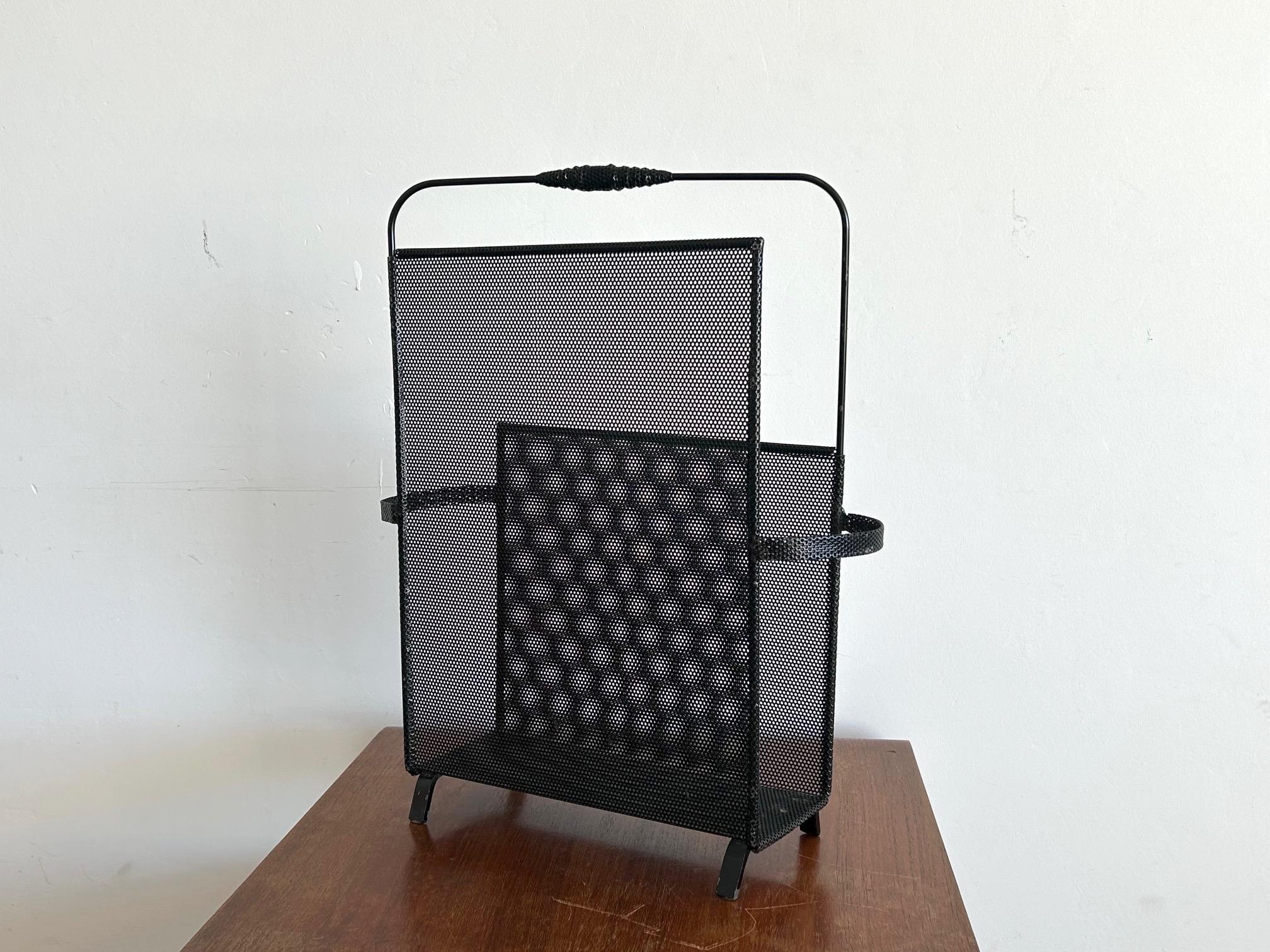 Metà XX secolo Portariviste in metallo traforato disegnato da Mathieu Mategot, circa 1950 in vendita