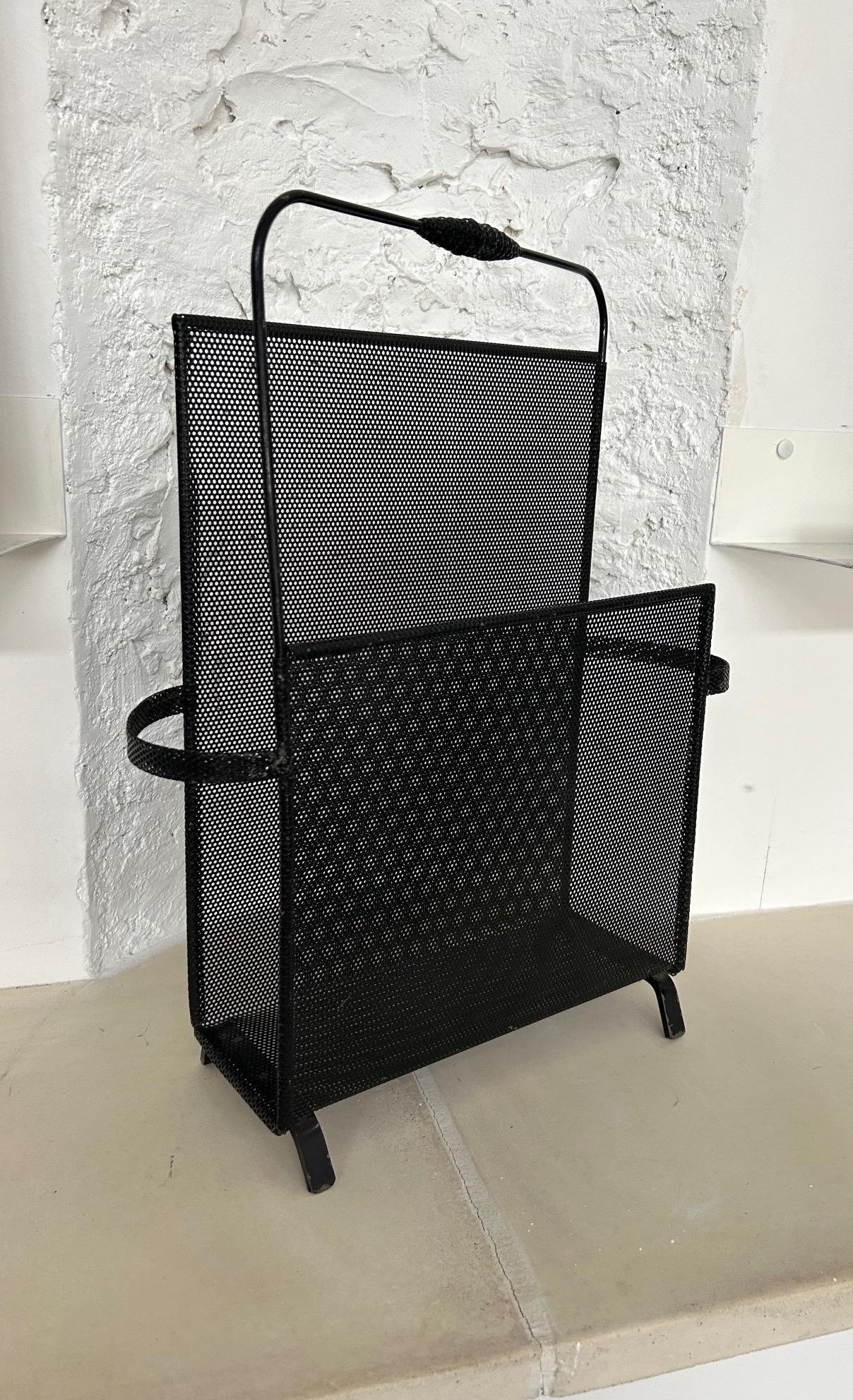 Portariviste in metallo traforato disegnato da Mathieu Mategot, circa 1950 in vendita 1