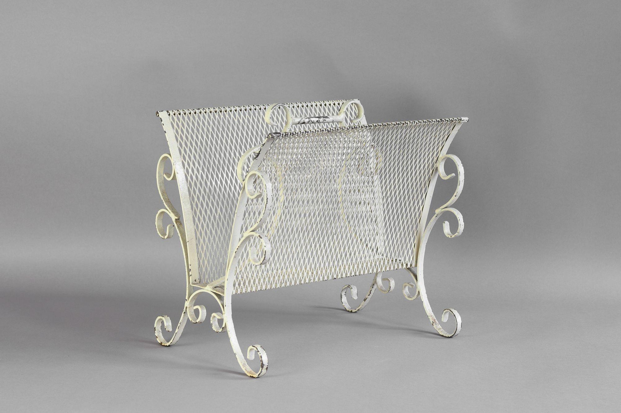 Porte-revues en fil métallique peint en blanc vieilli. Vers 1930
H 33cm x L 26cm x P 35cm