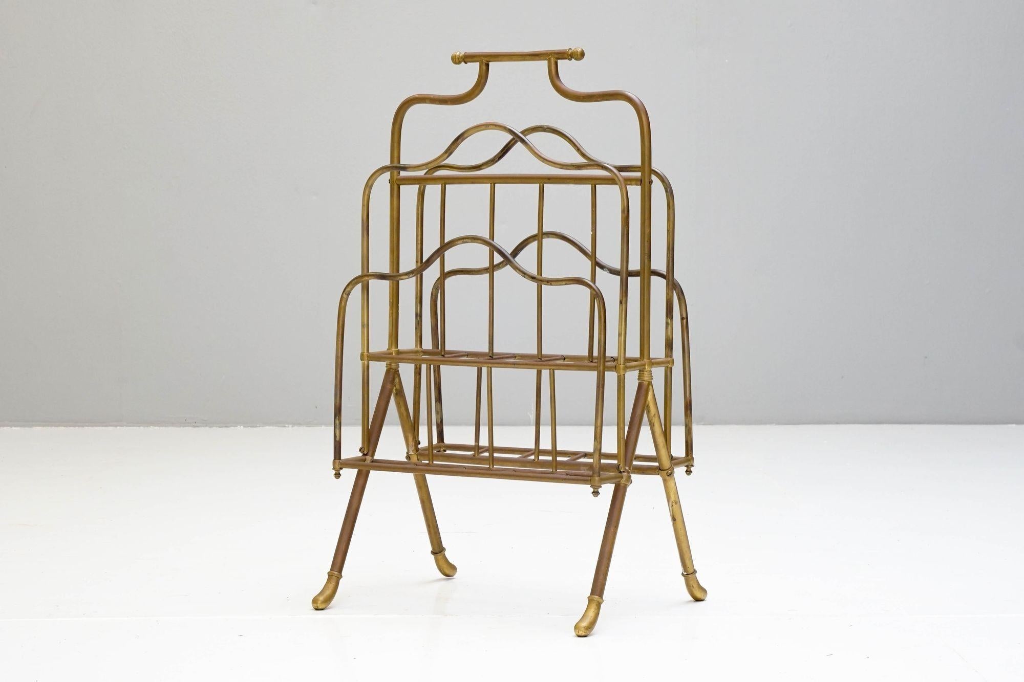 Porte-revues en laiton sur pied.

Royaume-Uni Vers 1900

H 70cm x L 40cm x P 34cm