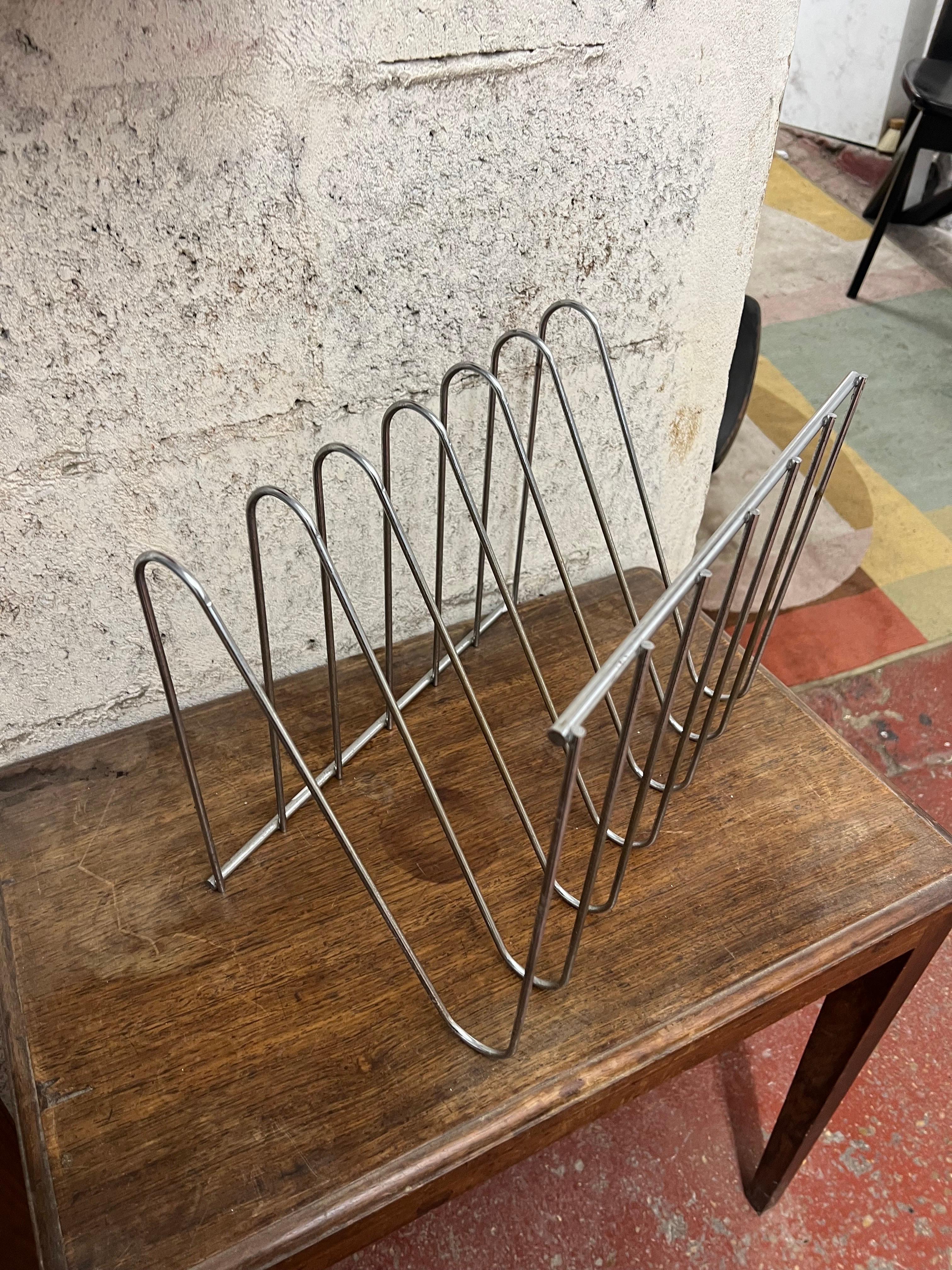 magazine rack by Francois arnal for atelierA in Crome steel thread showing a Z succession.