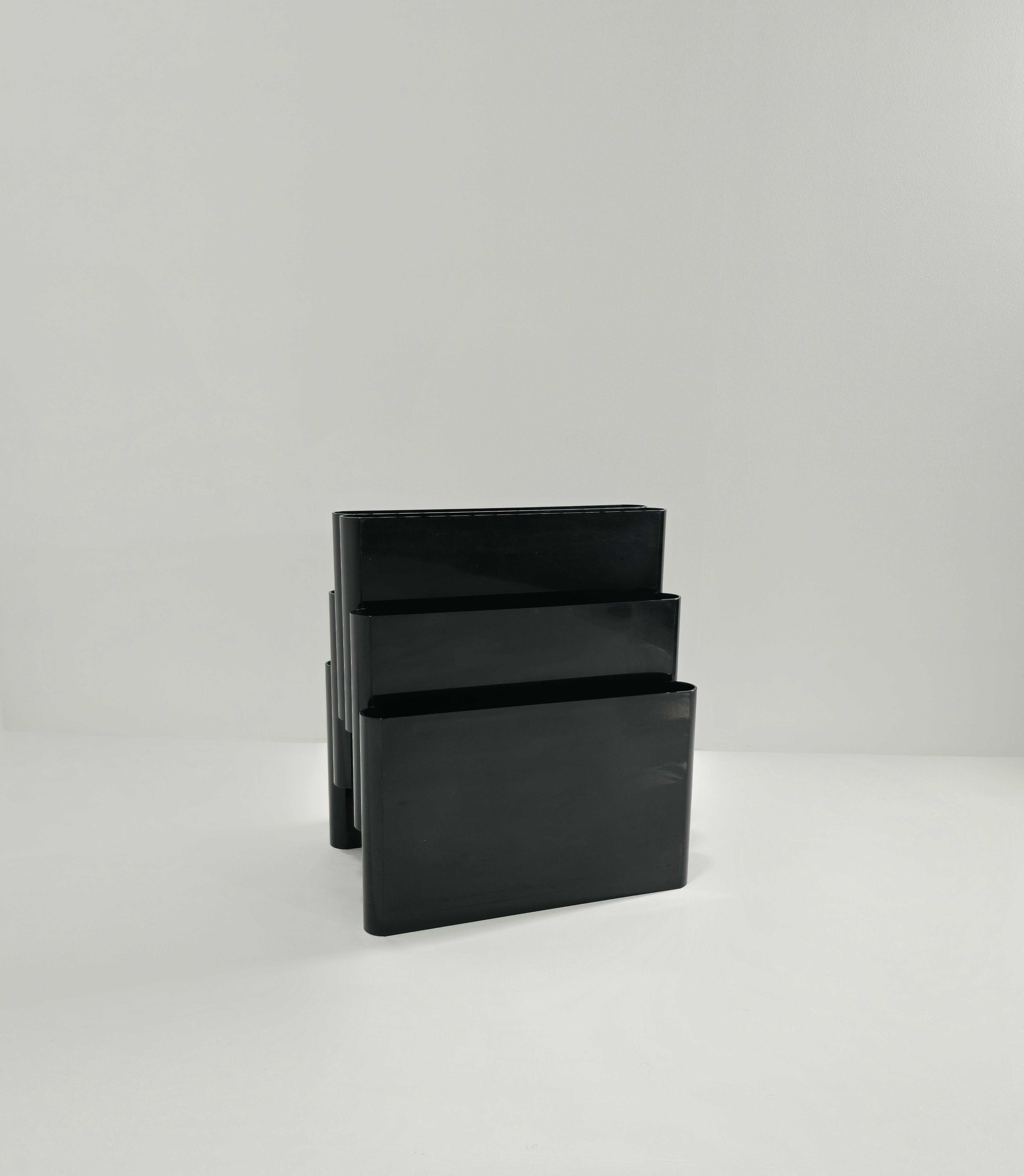 Magazine Rack Giotto Stoppino for Kartell Black Plastic Midcentury Italy 1970s In Good Condition For Sale In Palermo, IT