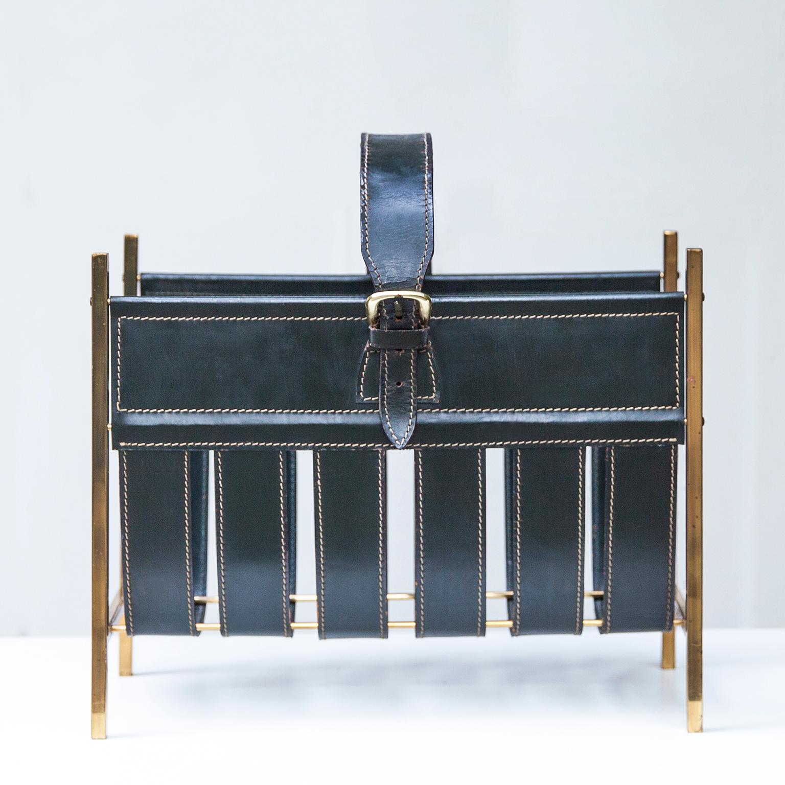 Elegant magazine rack attributed to the French designer Jacques Adnet in 1950, Jacques Adnet developed a collection of furniture and accessories for Hermès, this magazine rack could be a part of this collection. Green handstitched leather and brass