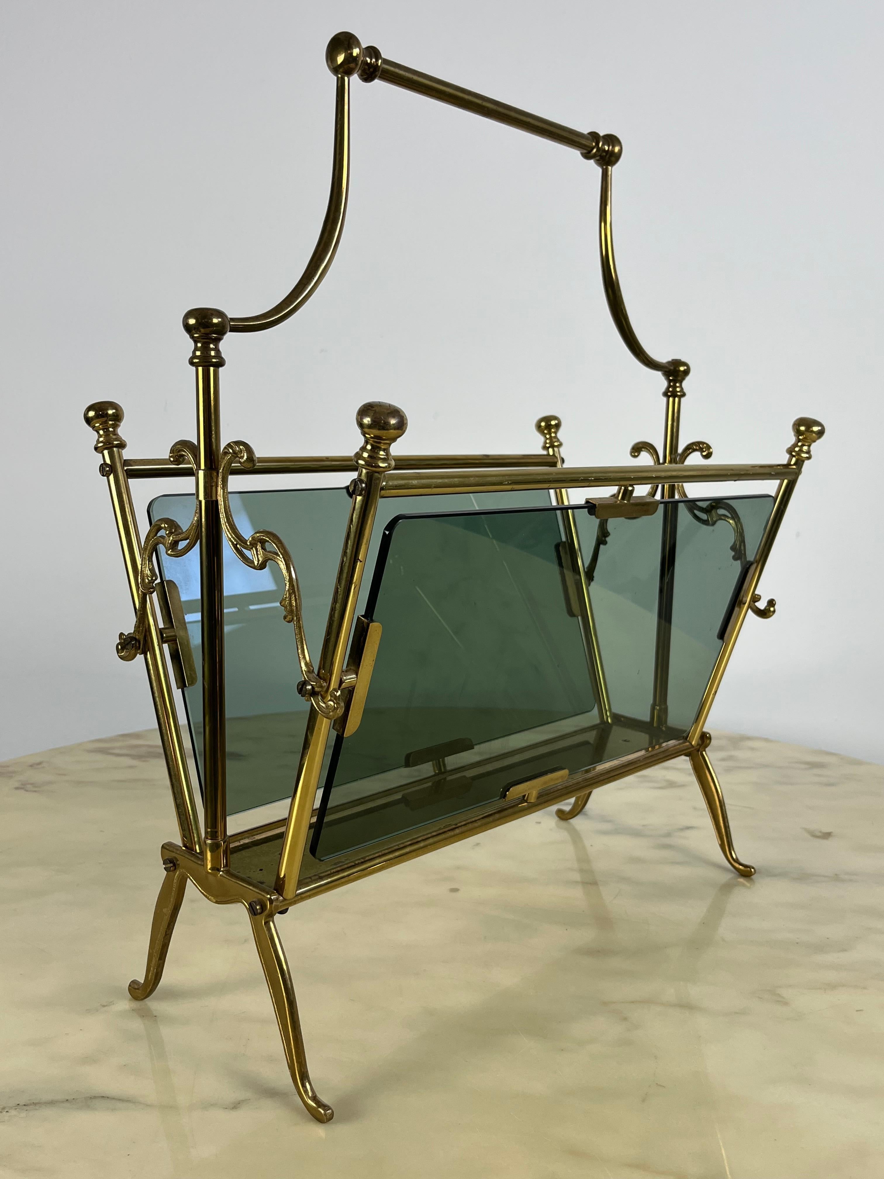 Magazine rack in brass and smoked glass, France, 1960.
Intact, shows signs of use and time.
Belonged to a family of landowners from Provence.