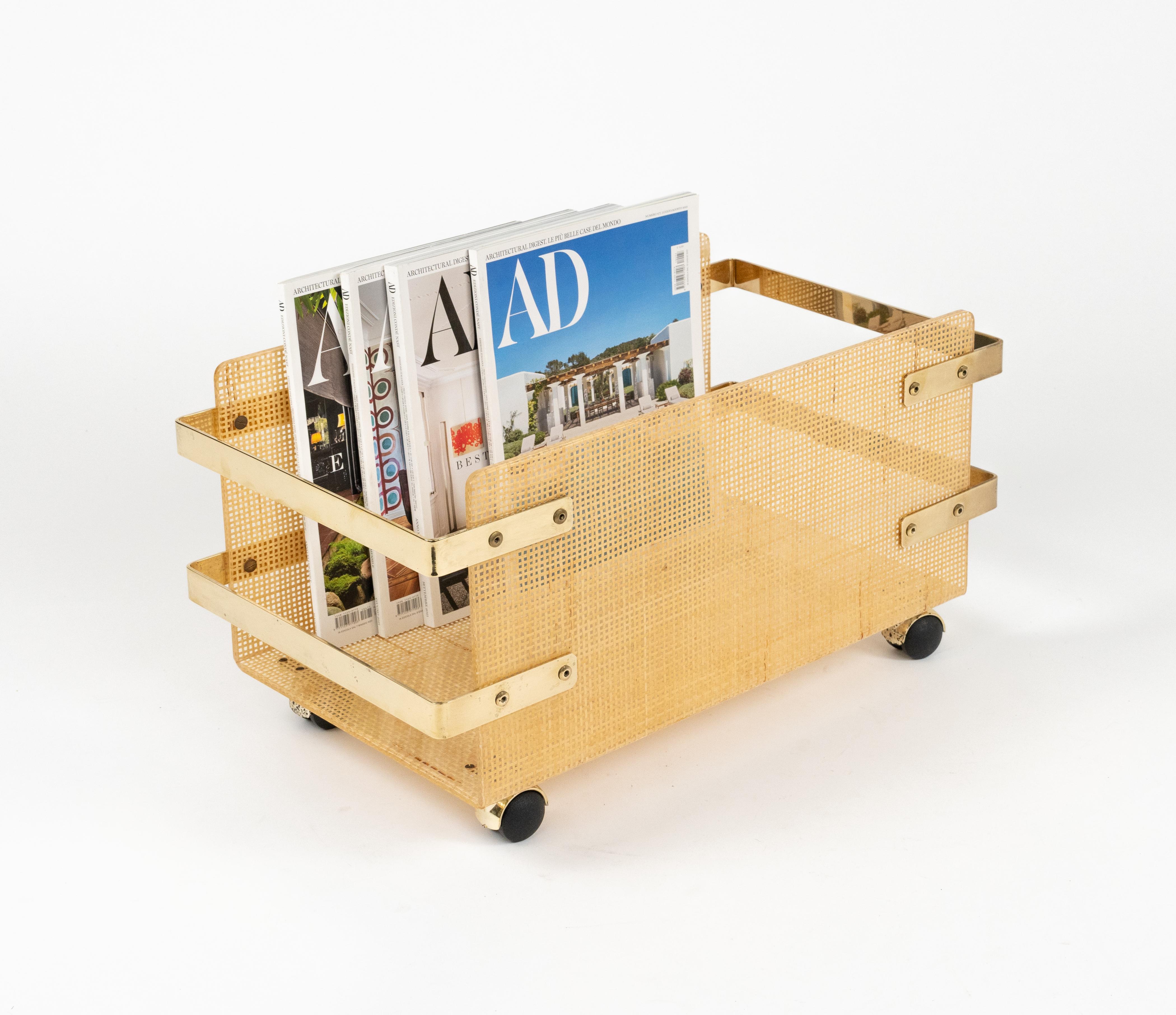 Splendido carrello portariviste o porta piante del Medioevo in lucite, vimini e ottone nello stile di Christian Dior Home.

Realizzato in Italia negli anni '70.

Questo articolo è una splendida aggiunta a ogni casa moderna.