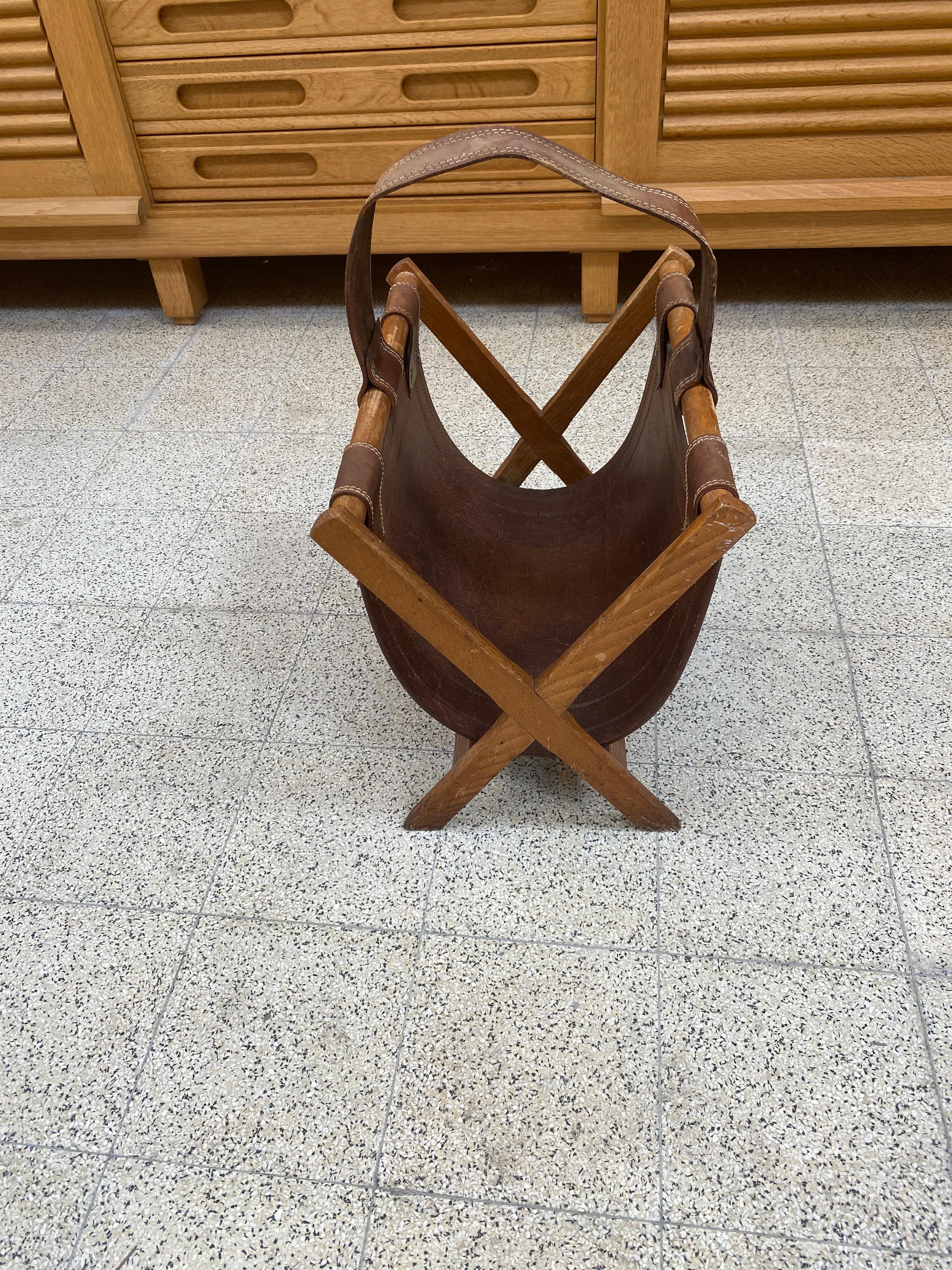 Magazine rack in oak and leather, circa 1950-1960.