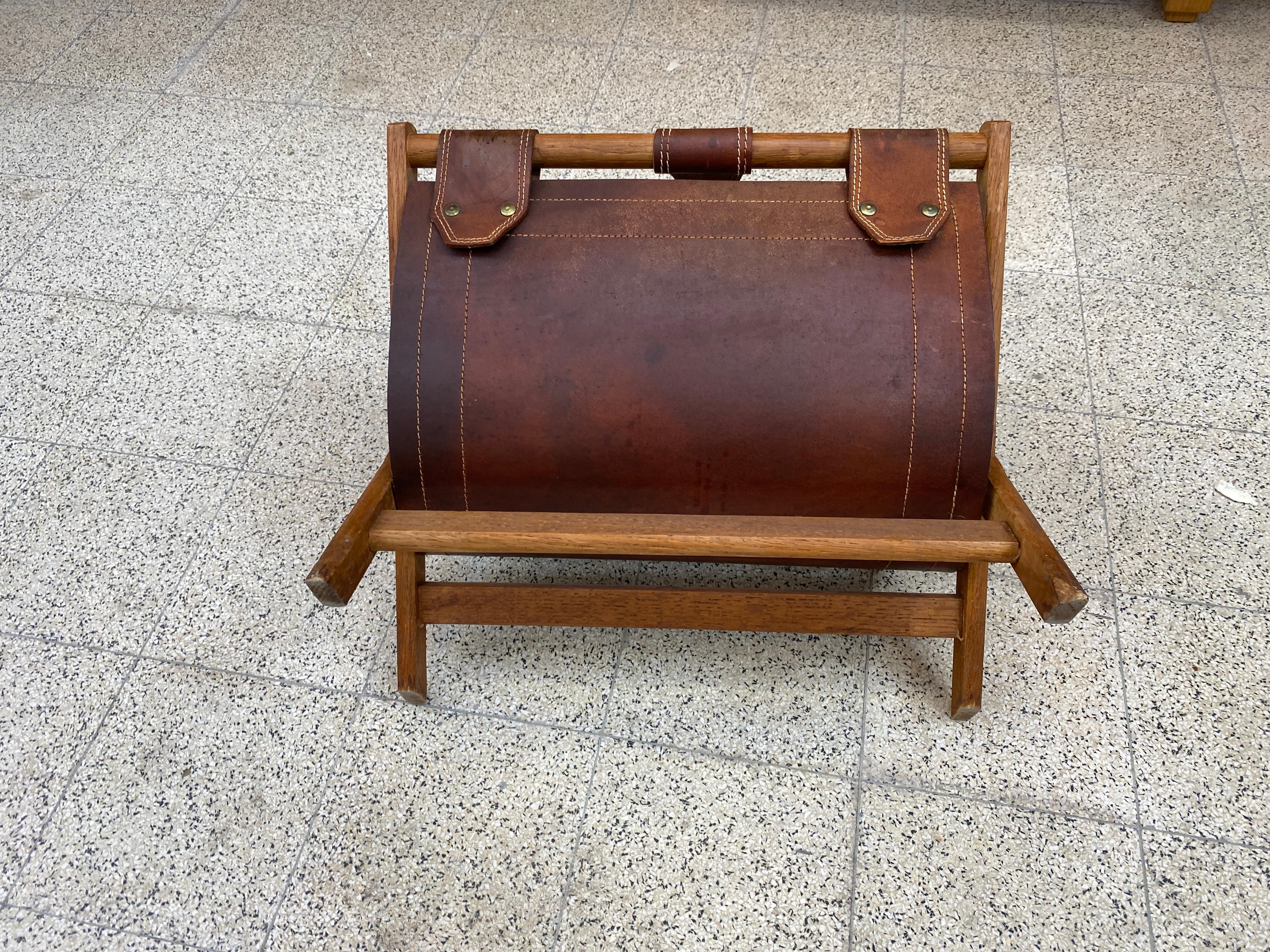 Mid-Century Modern Magazine Rack in Oak and Leather, circa 1950-1960 For Sale