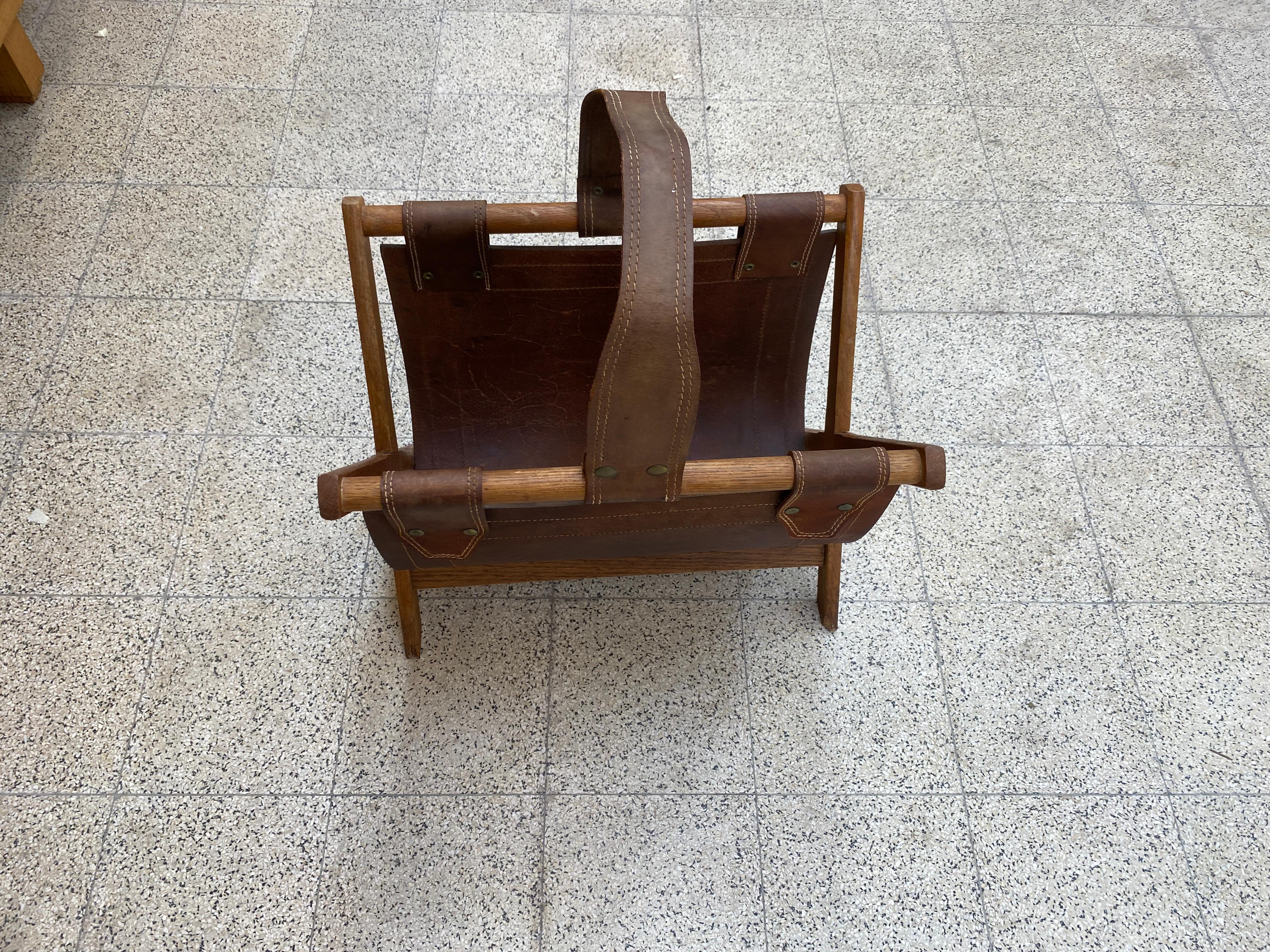 Magazine Rack in Oak and Leather, circa 1950-1960 In Good Condition For Sale In Saint-Ouen, FR