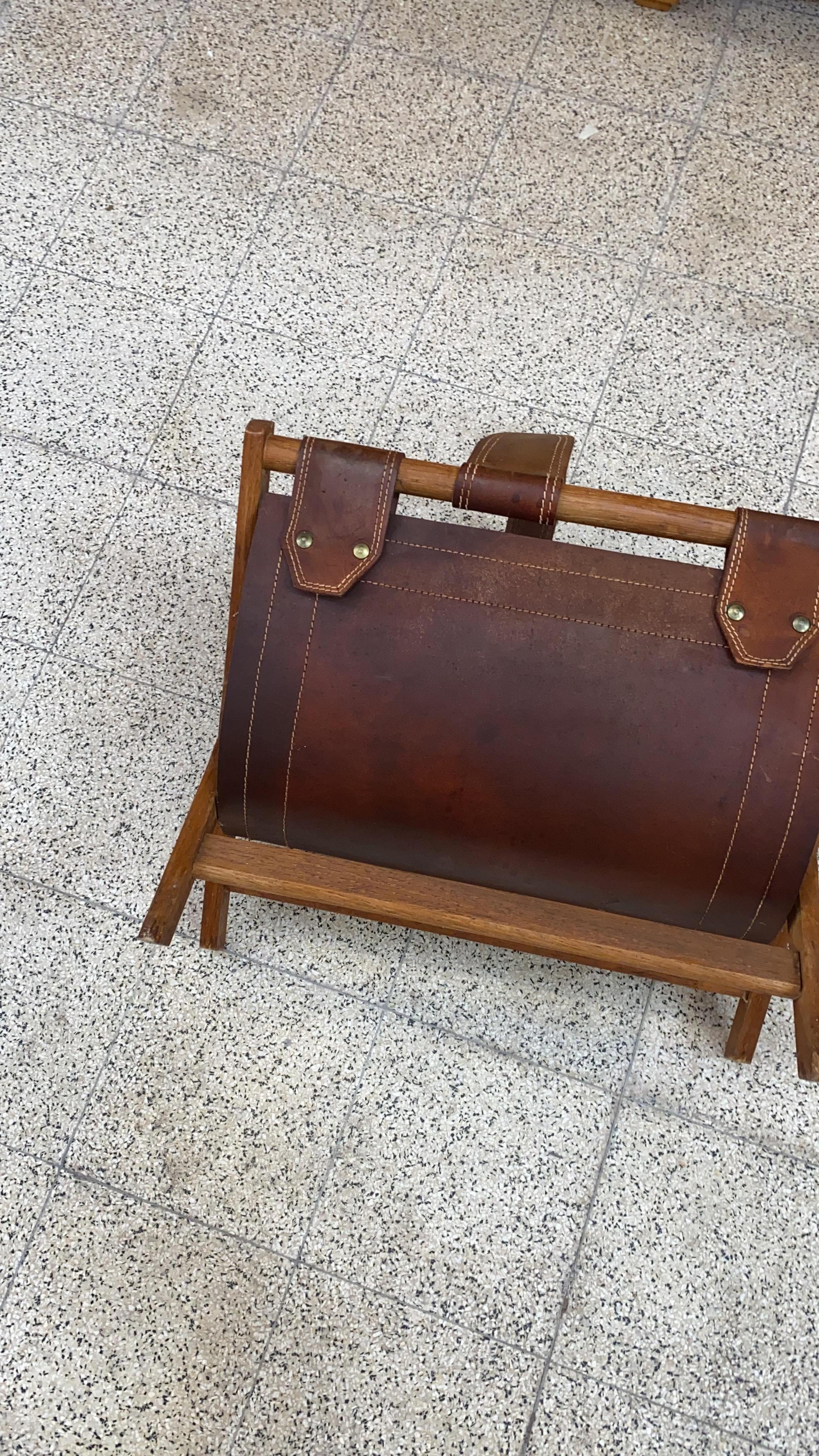 Magazine Rack in Oak and Leather, circa 1950-1960 For Sale 2