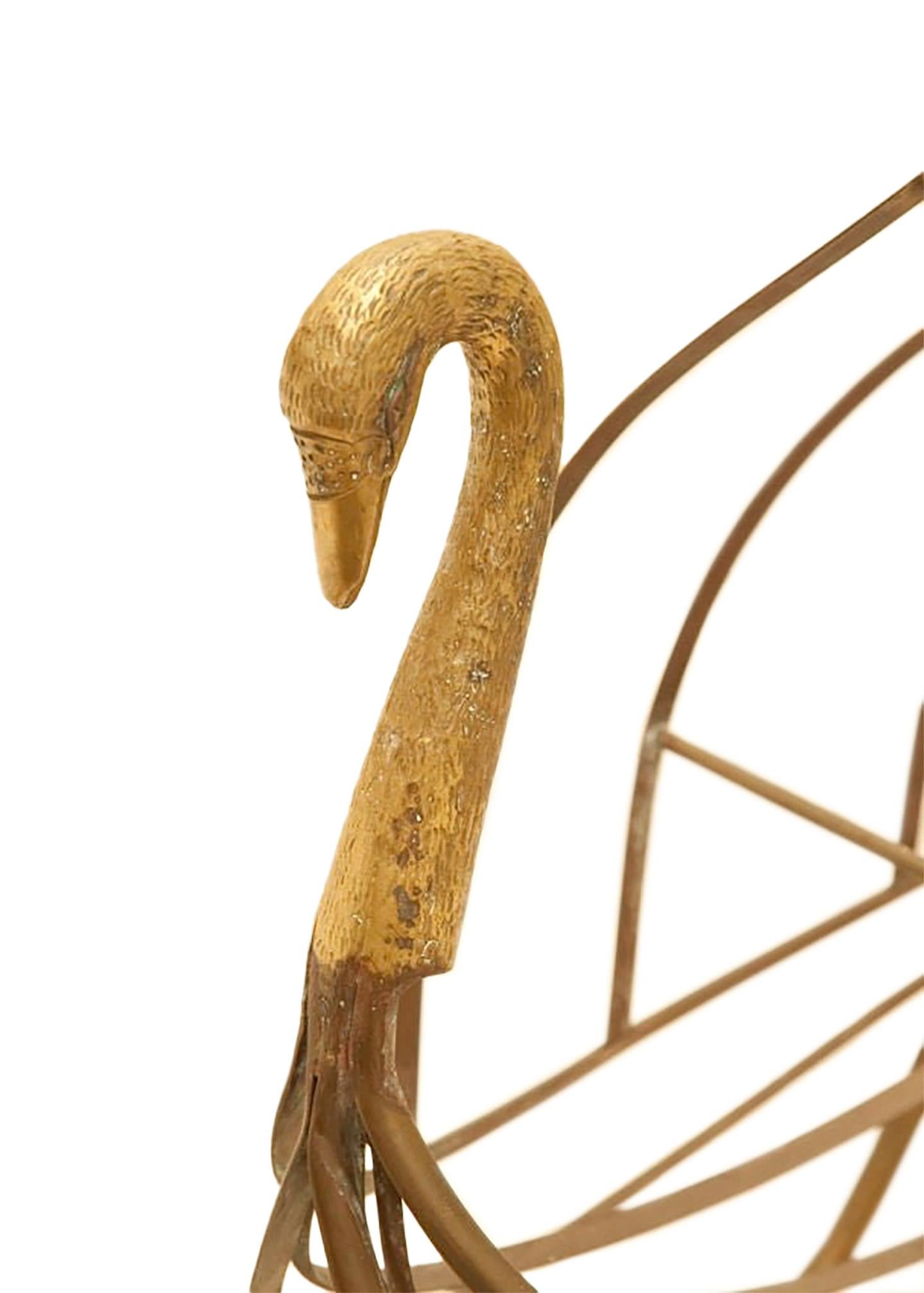 Porte-revues en forme de Swan en laiton patiné d'après Maison Jansen Bon état - En vente à New York, NY