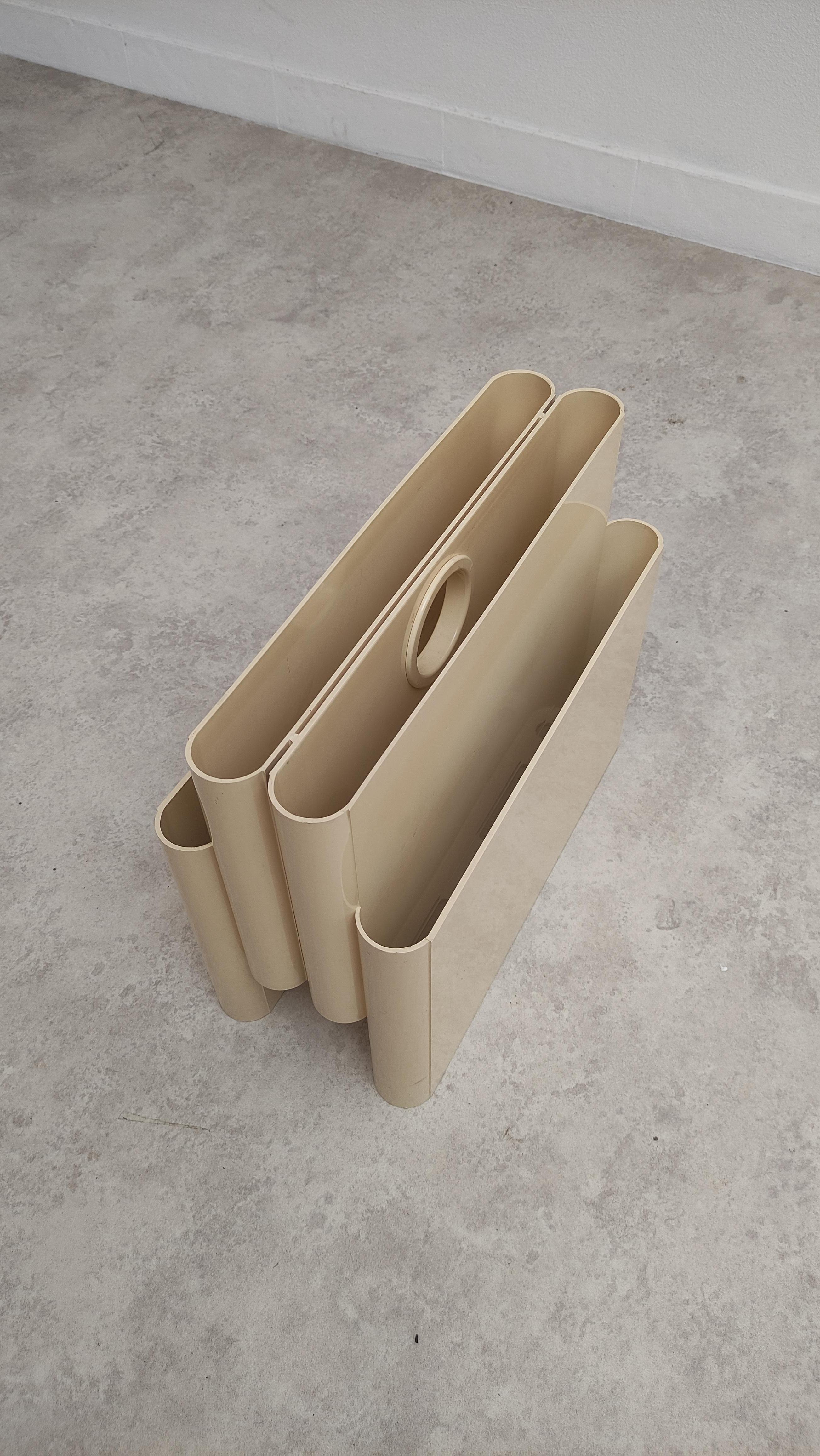 Space Age Magazine rack Kartell 4675 First edition For Sale