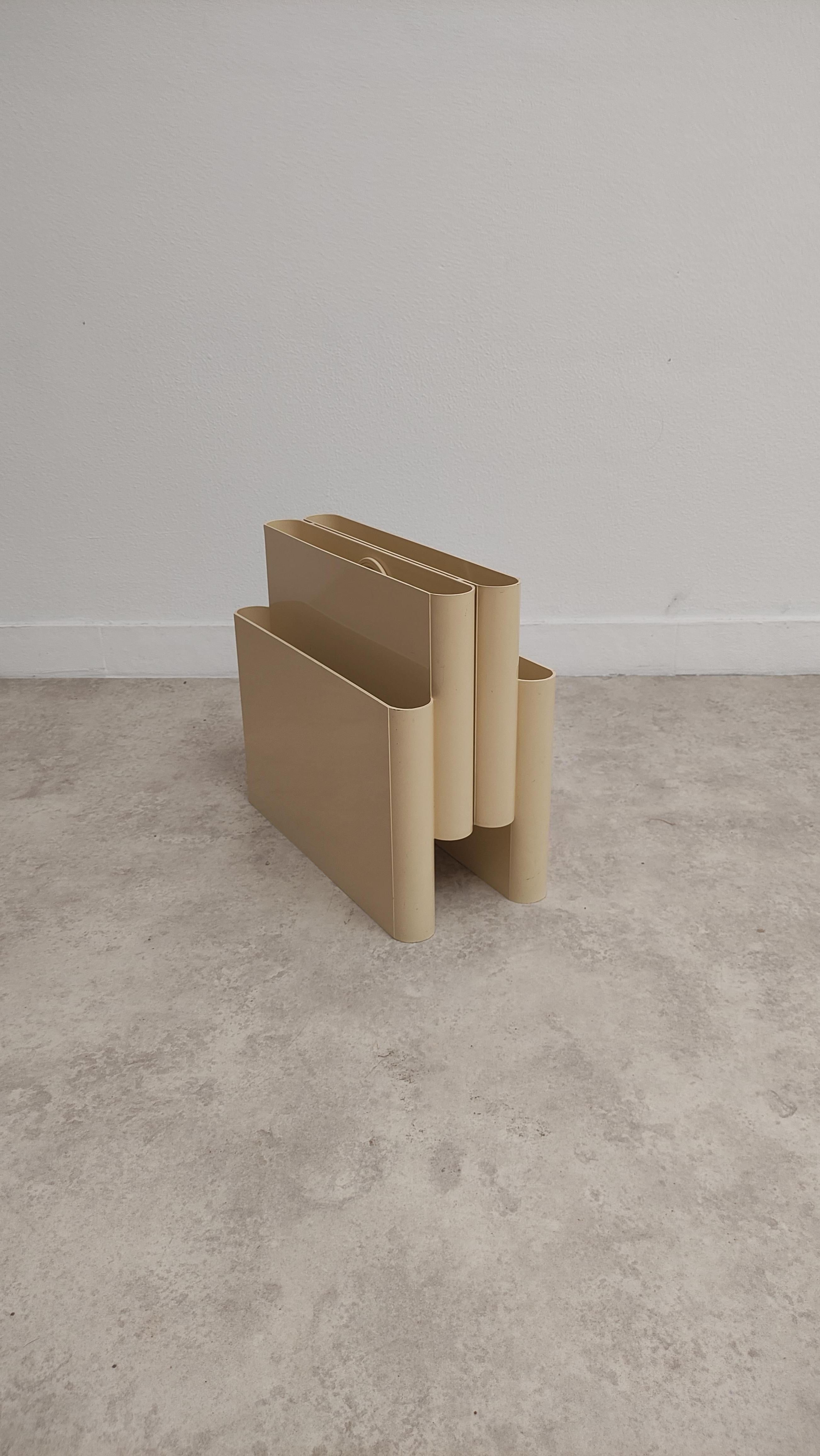 European Magazine rack Kartell 4675 First edition For Sale