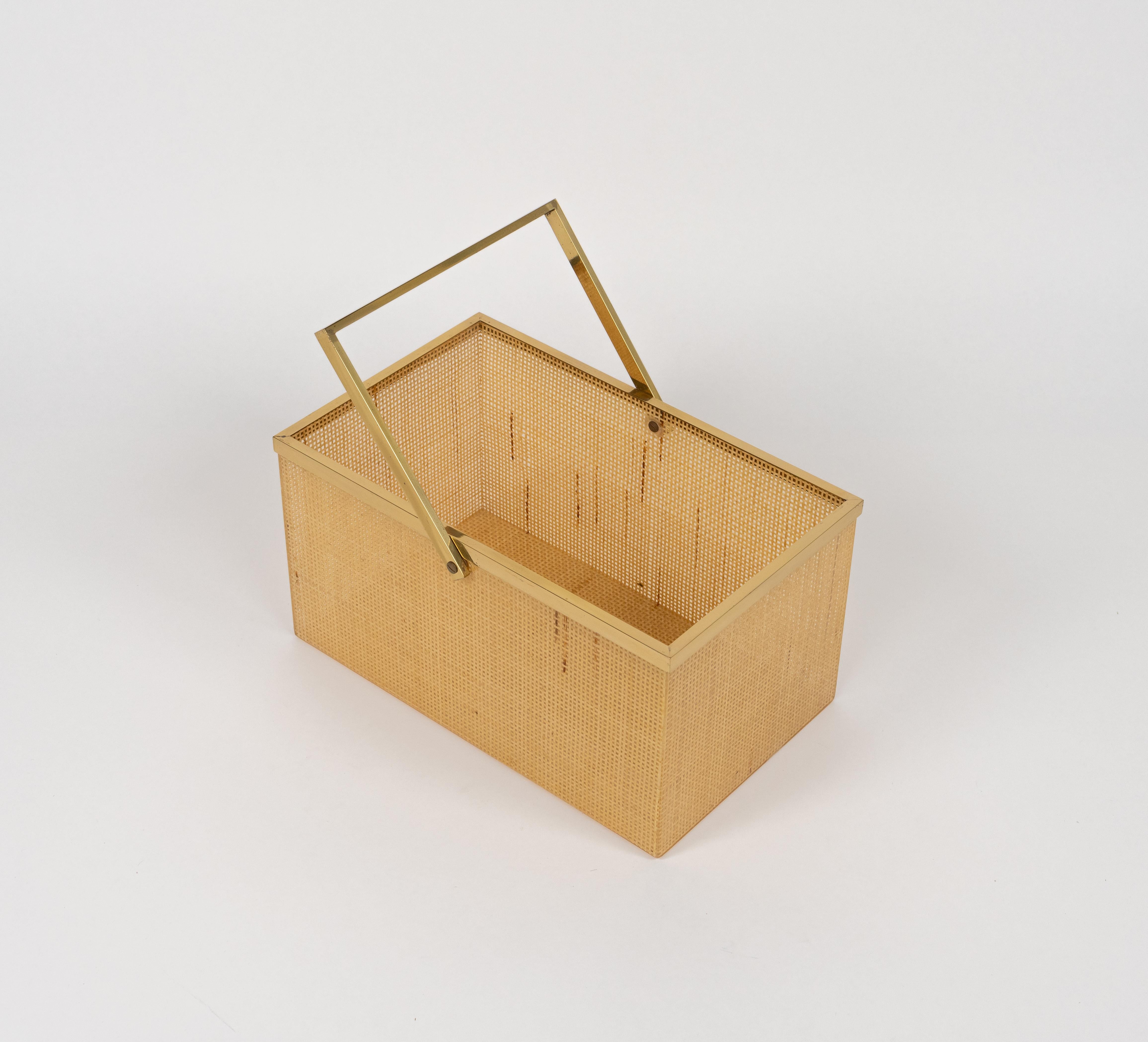 Portariviste o cestino con maniglia in rattan e lucite con bordi in ottone nello stile di Christian Dior Home.

Realizzato in Italia negli anni '70.  

Robusta, di ottima qualità e di grande capacità per riviste o altro.

Ottimo accessorio per