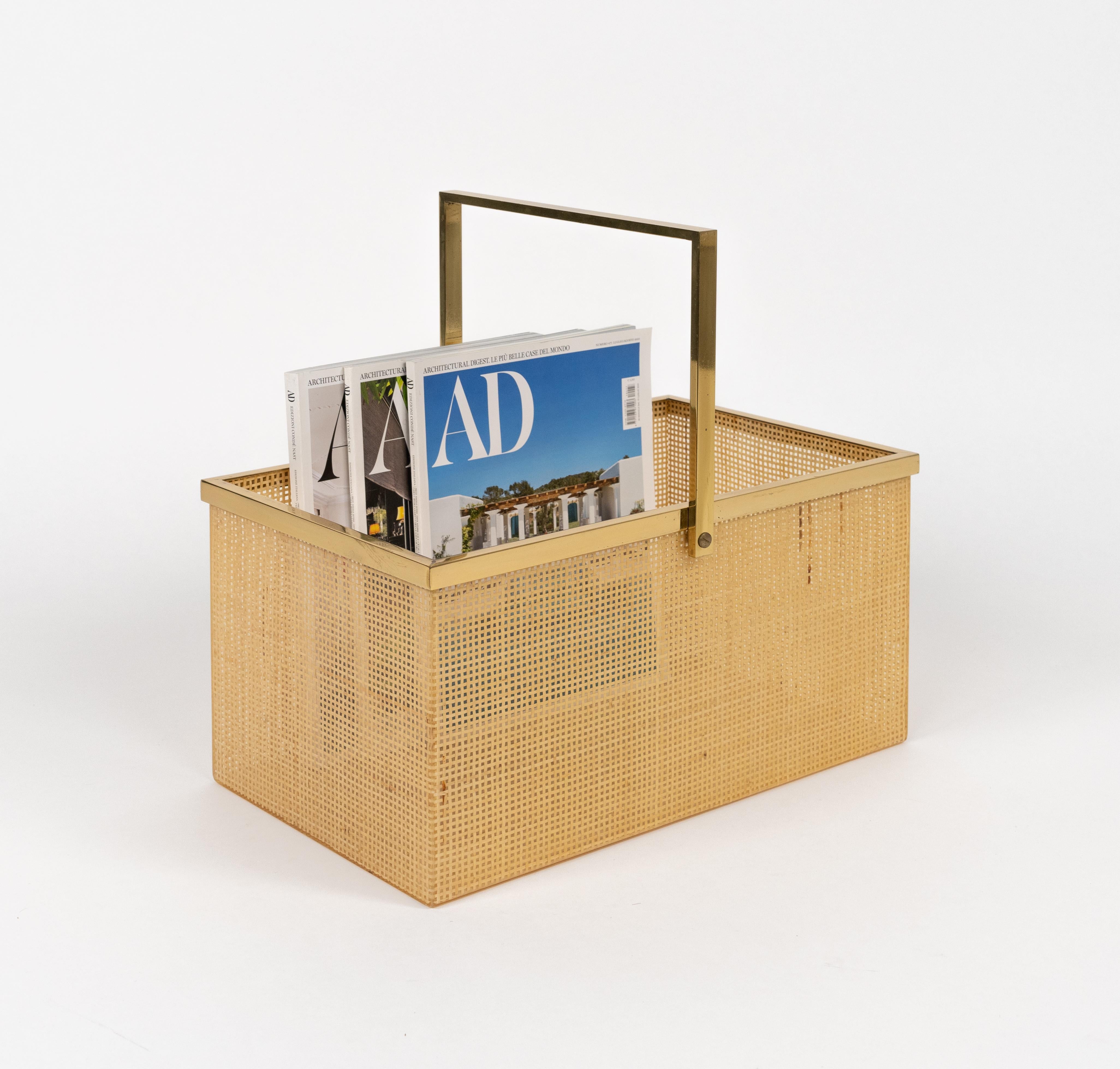 Fine XX secolo Portariviste in lucite, vimini e ottone in stile Christian Dior, Italia anni '70 in vendita