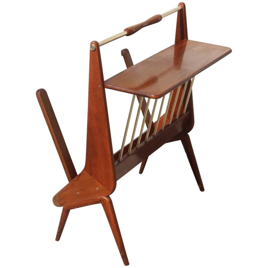 Porte-revues italien moderne du milieu du siècle dernier en bois et laiton de forme géométrique 1950