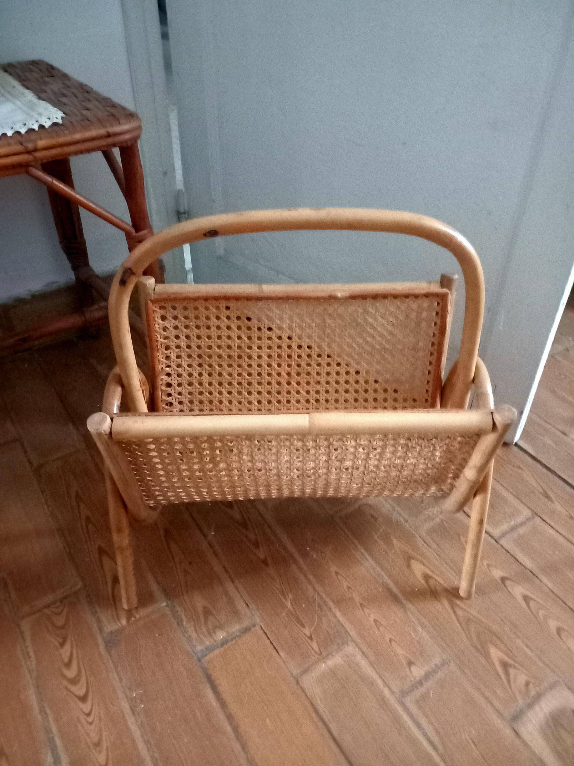 Magazine rack midcentury

Wicker and bamboo magazine rack from the 50s or 60s

Beautiful magazine rack to organize your newspapers, magazines or books on the terrace or garden or indoors in the living room. This piece of natural fiber is in