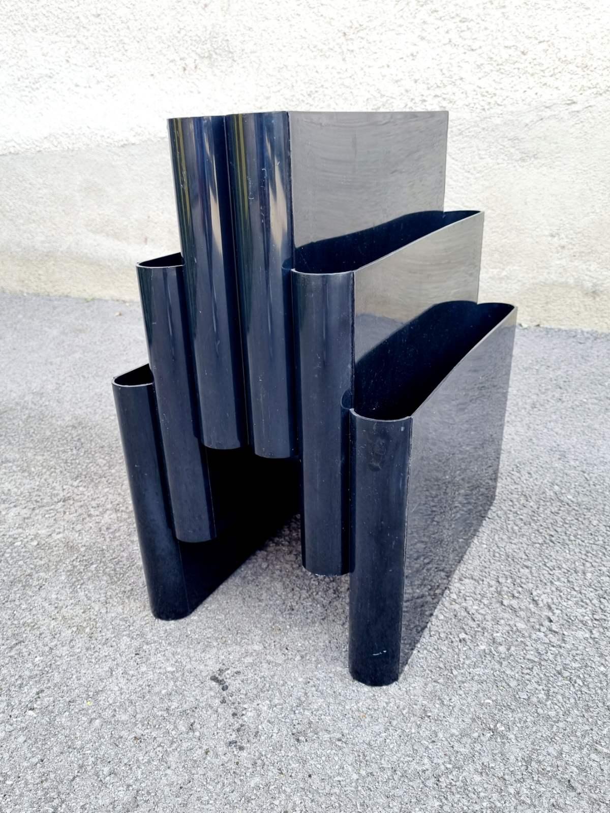 Il portariviste nero Mid Century Modern, modello 4675, è stato disegnato dall'architetto italiano Giotto Stoppino e prodotto da Kartell Italia negli anni '70.

Ha un segno sul fondo, come si può vedere dalla foto.

È stato citato a pagina 55 del