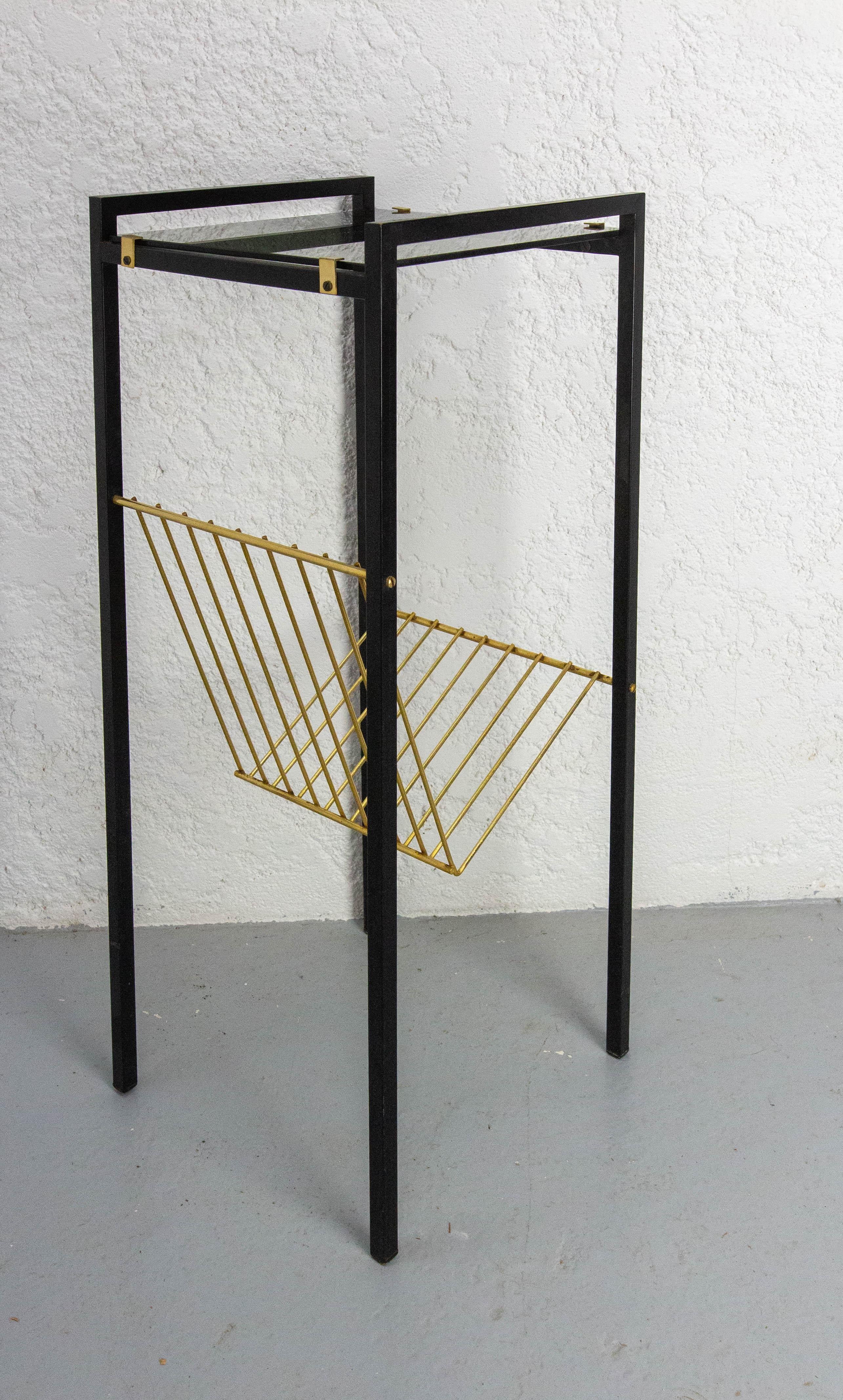 Ottone Portariviste in metallo e vetro fumé Midcentury circa 1960