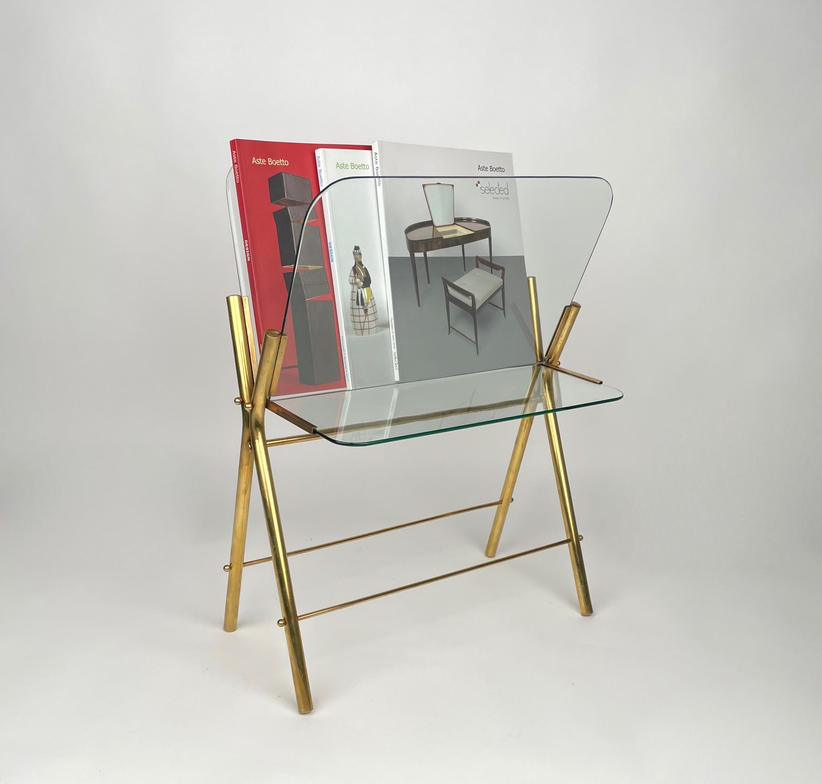 Magazine Rack Table Brass and Glass, Italy 1950s For Sale 3
