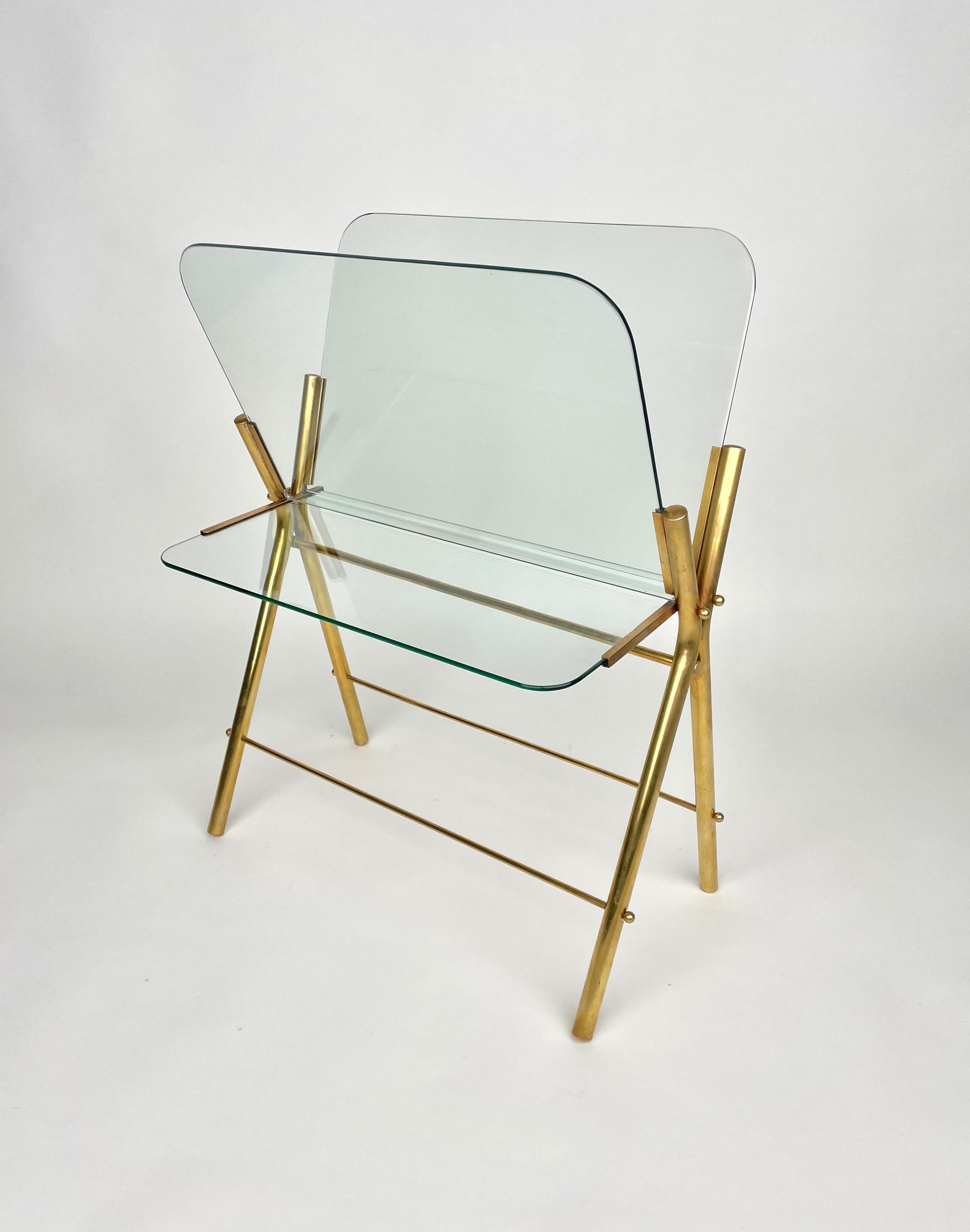 Mid-Century Modern Magazine Rack Table Brass and Glass, Italy 1950s For Sale