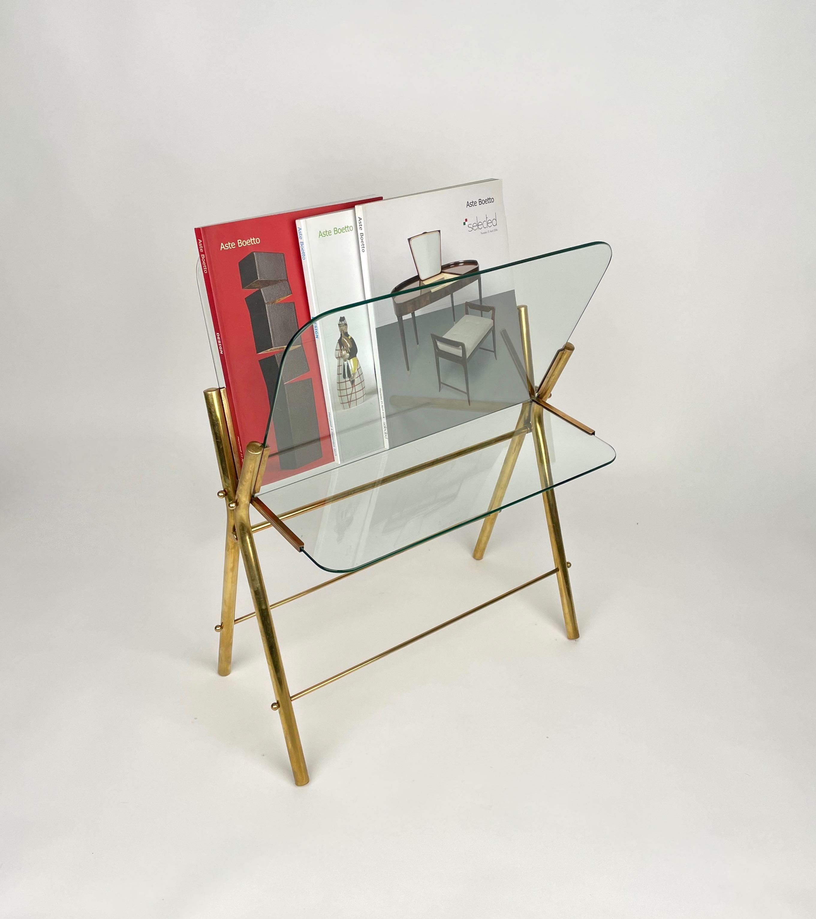 Magazine Rack Table Brass and Glass, Italy 1950s In Good Condition For Sale In Rome, IT