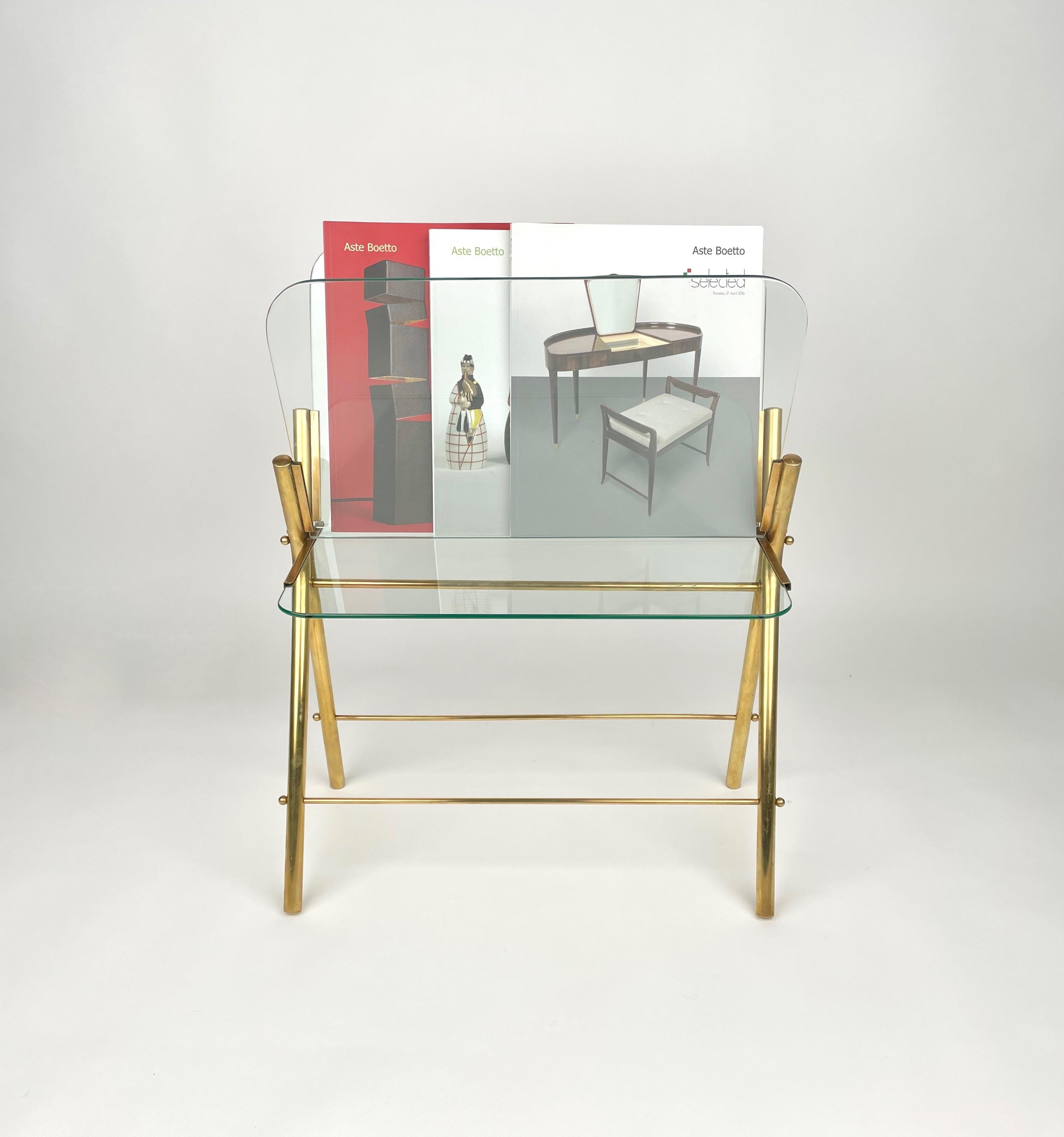 Mid-20th Century Magazine Rack Table Brass and Glass, Italy 1950s For Sale