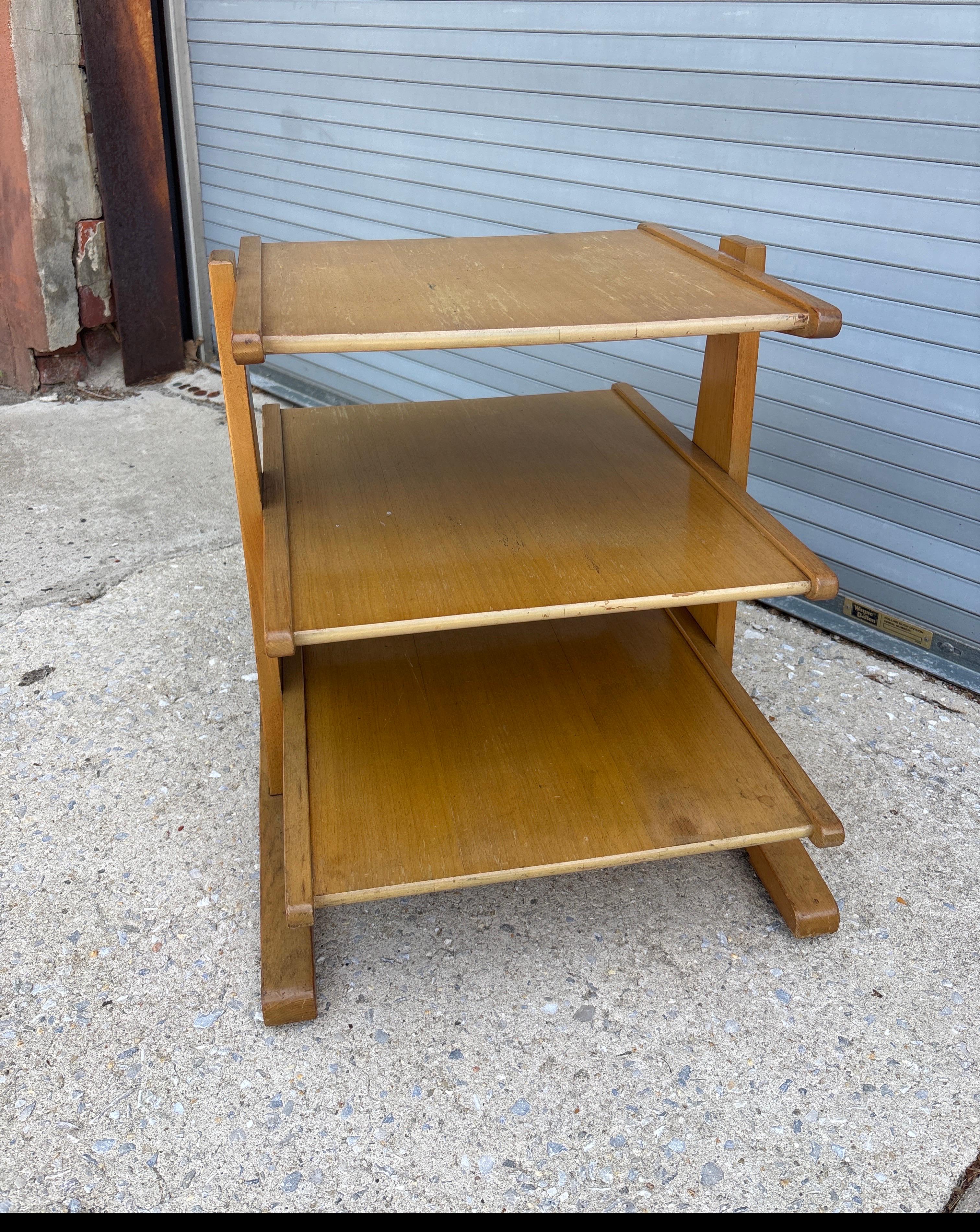 Portariviste/tavolino in mogano sbiancato. Un design molto utile per contenere giornali, riviste e libri! I 3 livelli offrono un ampio spazio per riporre i libri! La parte superiore è perfetta per contenere una lampada! Molto simile al design di