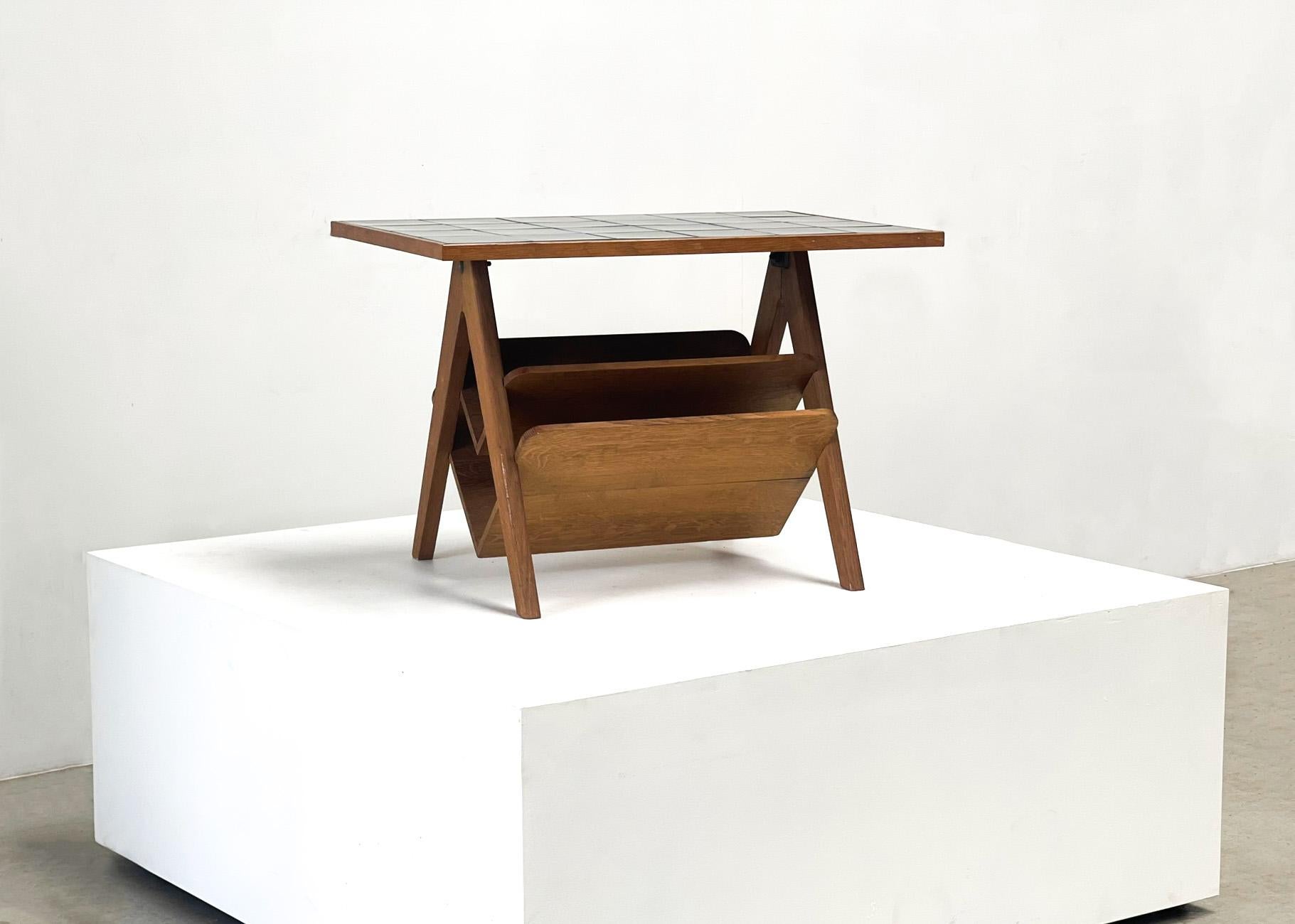 Zeitungstisch + Beistelltisch aus Frankreich der 60er Jahre. Dieser Tisch wurde in einer Kleinserie hergestellt. Die Oberseite besteht aus schwarzen Kacheln und der Rahmen aus einem schönen Eichenholzrahmen. Dieser Tisch ist den Tischen und Möbeln
