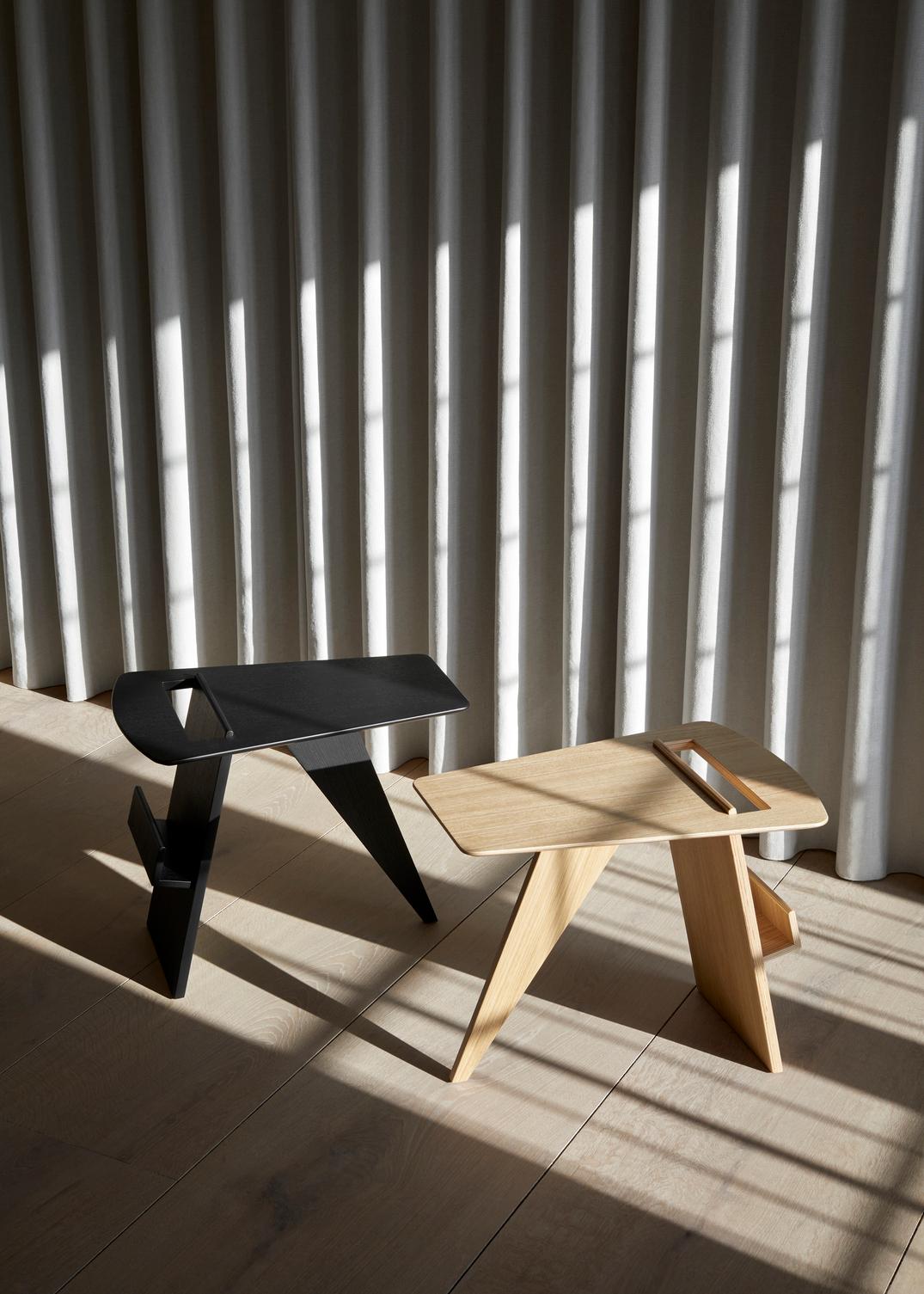 Diseñada en 1949, la Mesa Revistero es un gran ejemplo del enfoque elegante e innovador del diseño moderno del diseñador danés-estadounidense Jens Risom. 
La dinámica mesa auxiliar con su característica icónica -la balda incorporada- sólo está