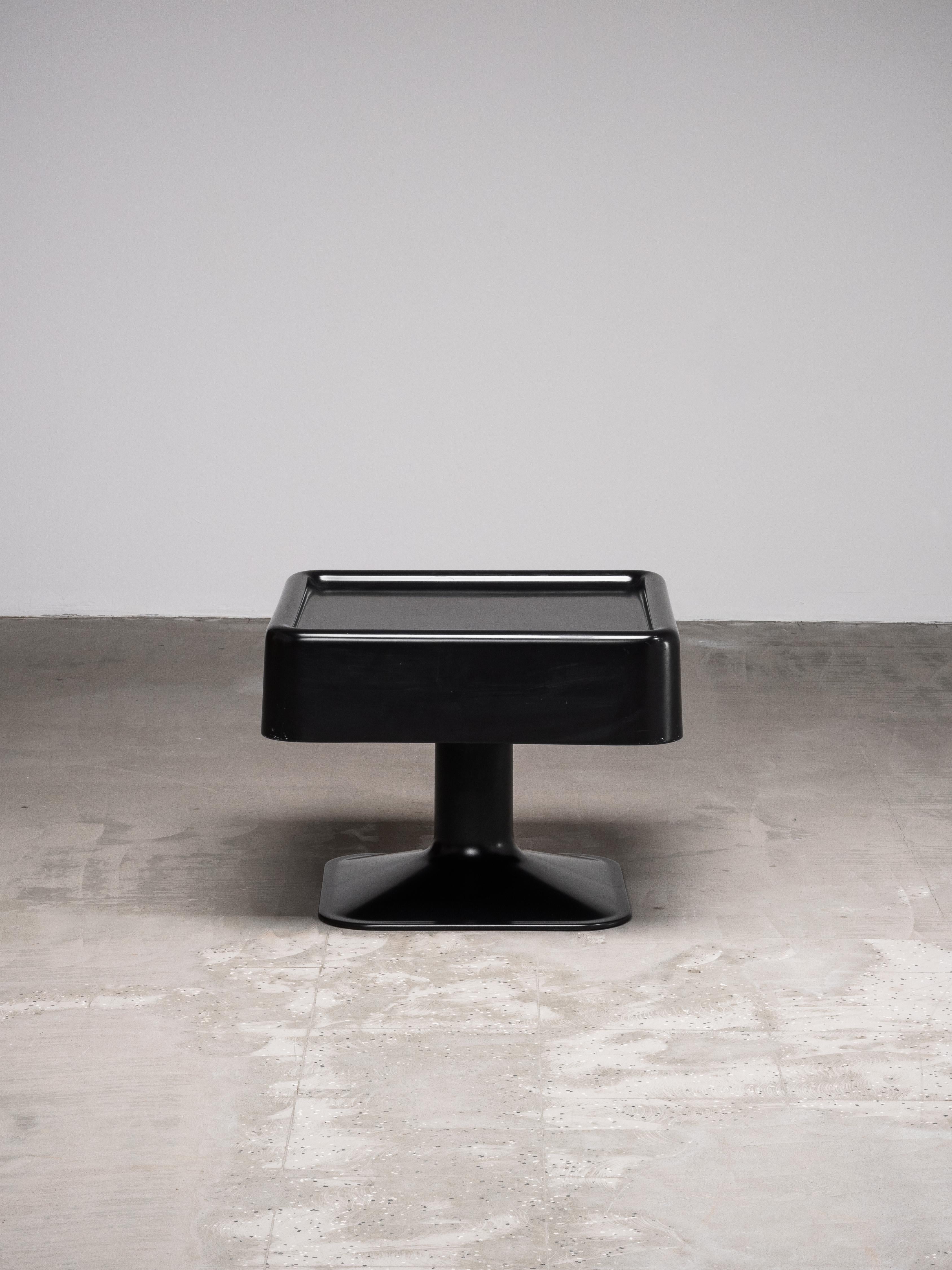Sculptural magazine or side table model 667 designed by Yrjö Kukkapuro and manufactured by Haimi in Finland during the 1960s. Executed in black-finished fiberglass, the table features a bold pedestal base and a generously proportioned rectangular
