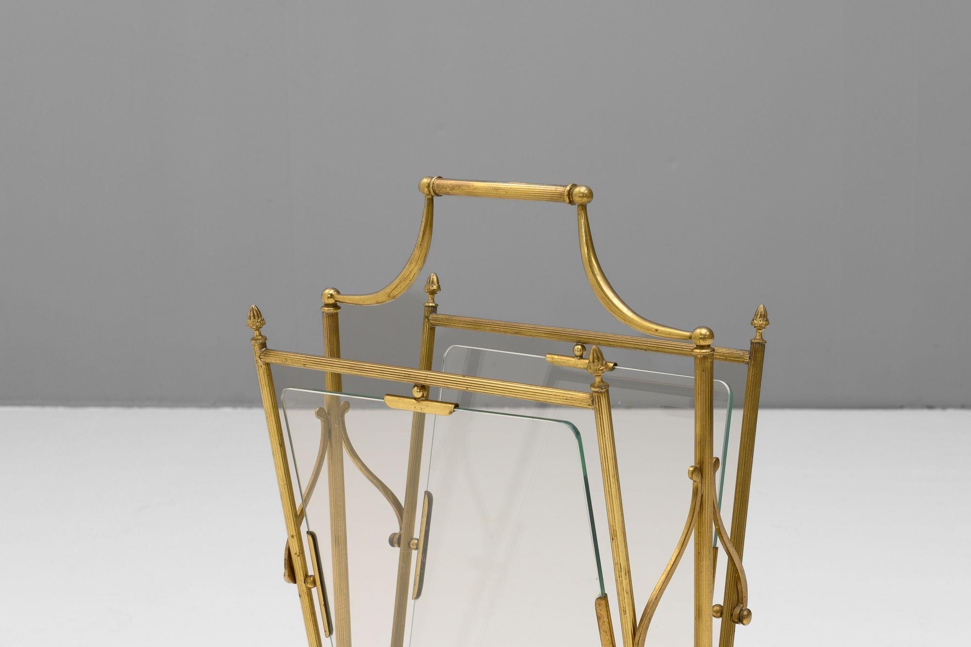 Revistero francés con marco de latón y laterales de cristal. Alrededor de 1920
Alto 56 cm x Ancho 34 cm x Fondo 21 cm