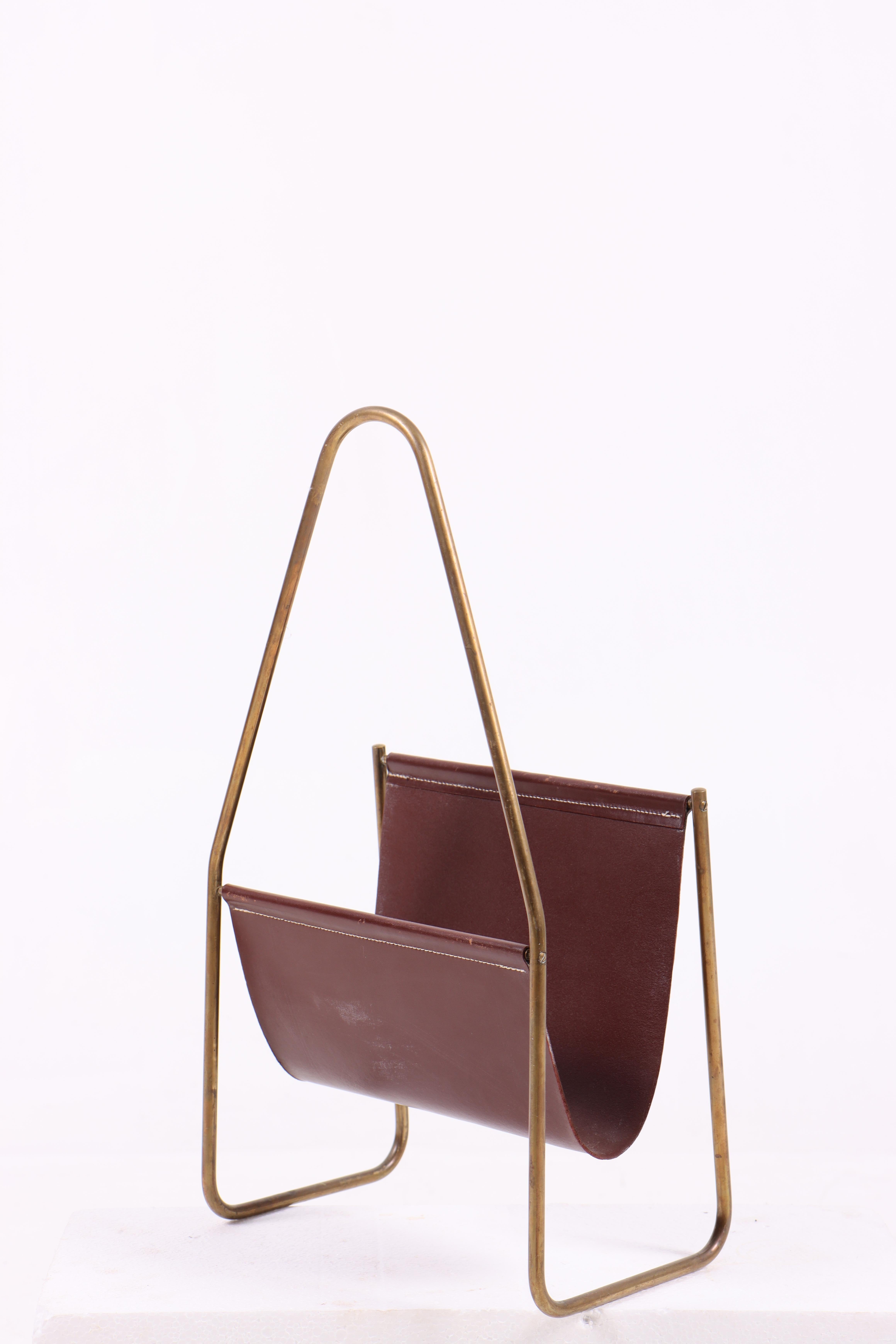 Scandinave moderne Porte-revues en cuir patiné et laiton par Carl Auböck, années 1950 en vente