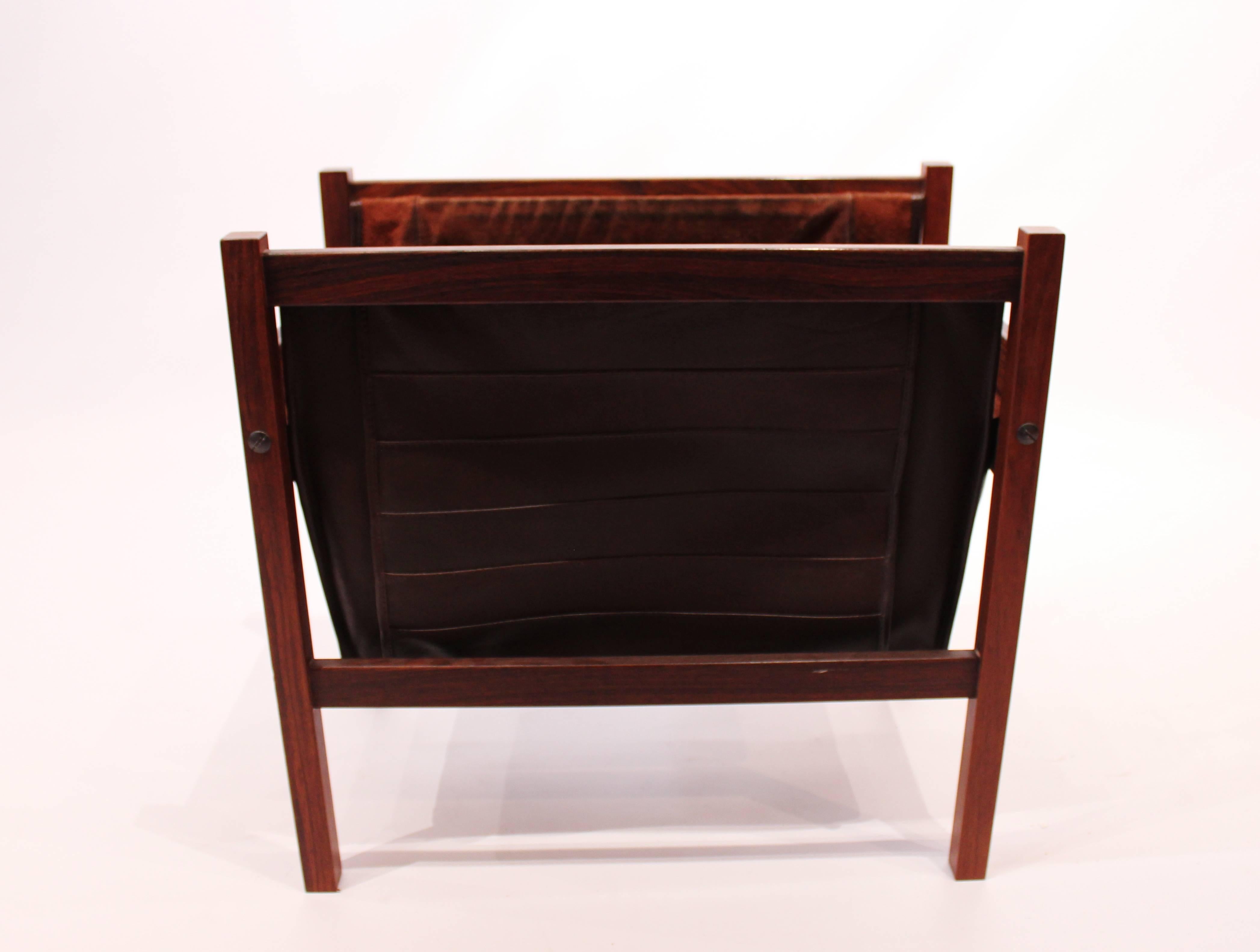 Magazine stand in rosewood, dark brown leather and suede of Danish design from the 1960s. The holder is in great vintage condition.