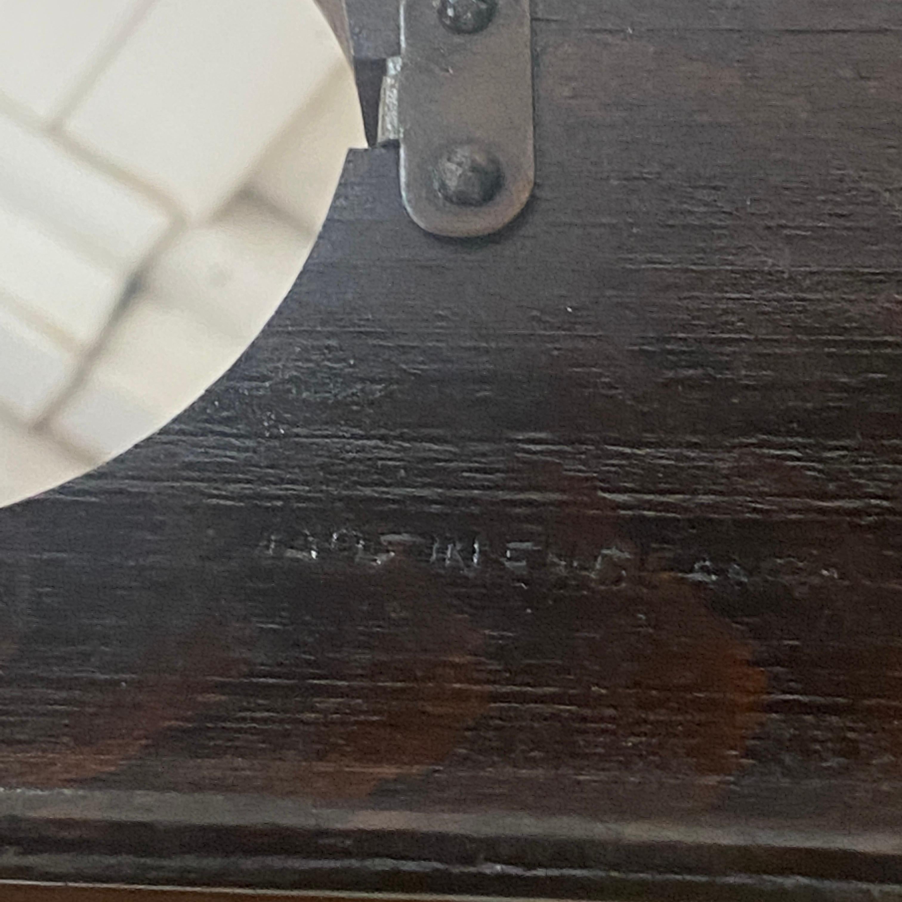 Dieser Zeitschriftenständer ist aus Holz. Er wurde im 20. Jahrhundert in England hergestellt. Wir haben einen Stempel mit 