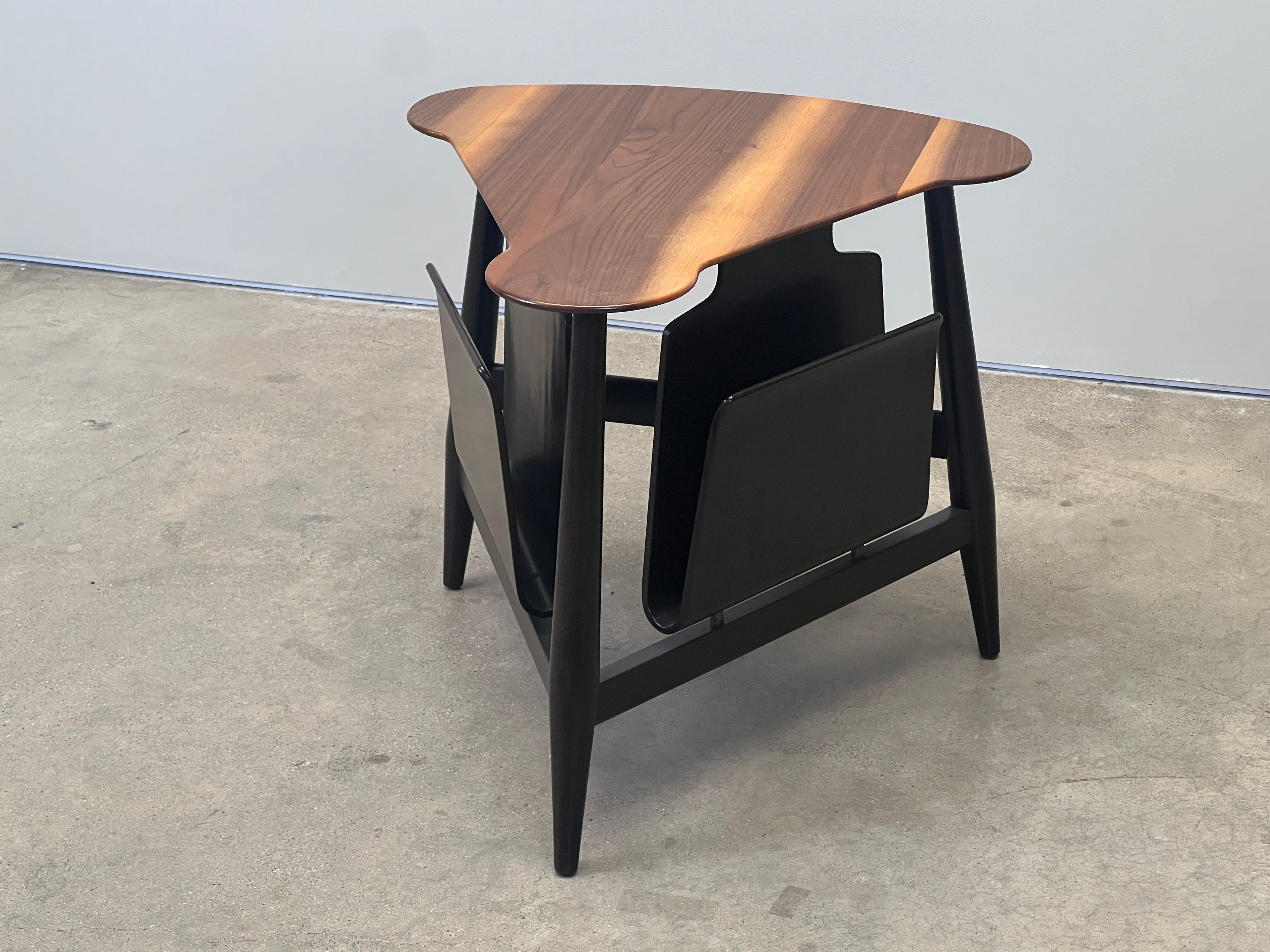Table à revues Edward Wormley for Dunbar avec supports en bois courbé et plateau en noyer à grain d'aubier.