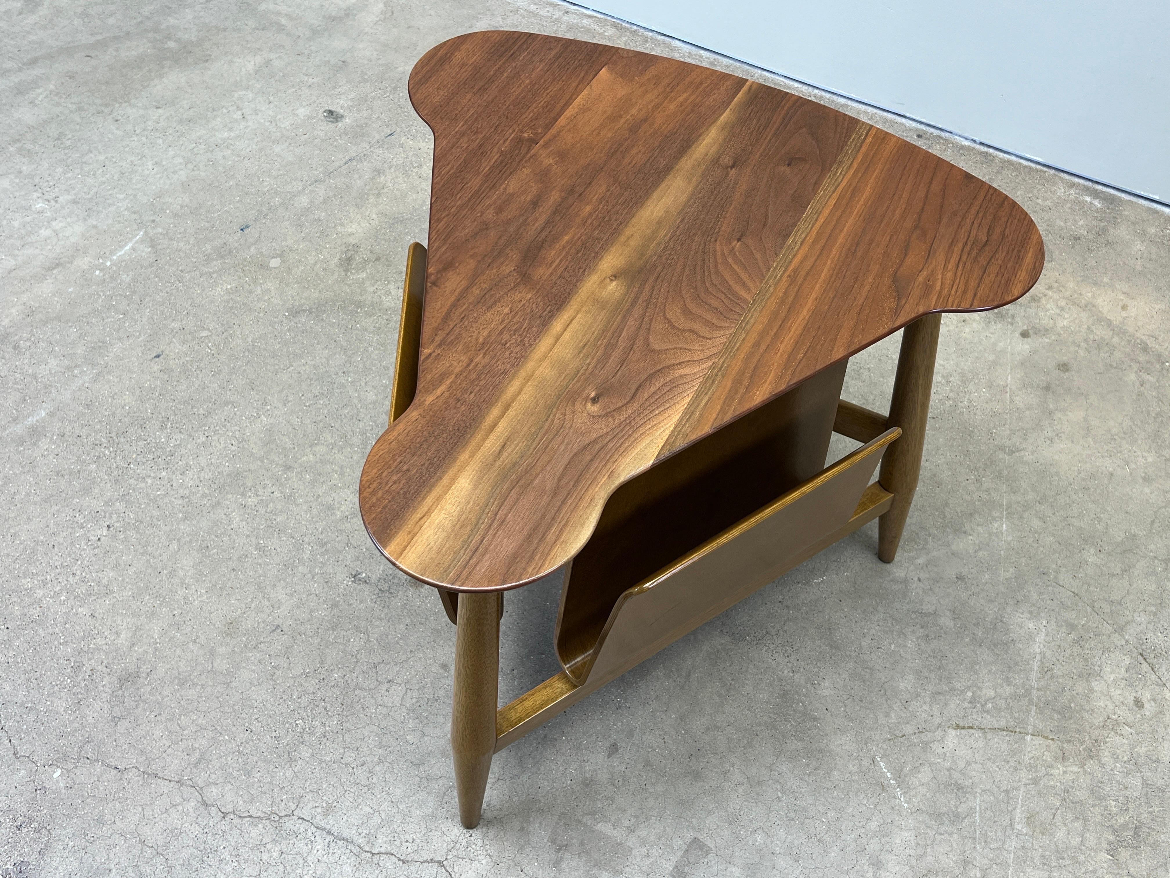 Table à revues Edward Wormley for Dunbar avec supports en bois courbé. 