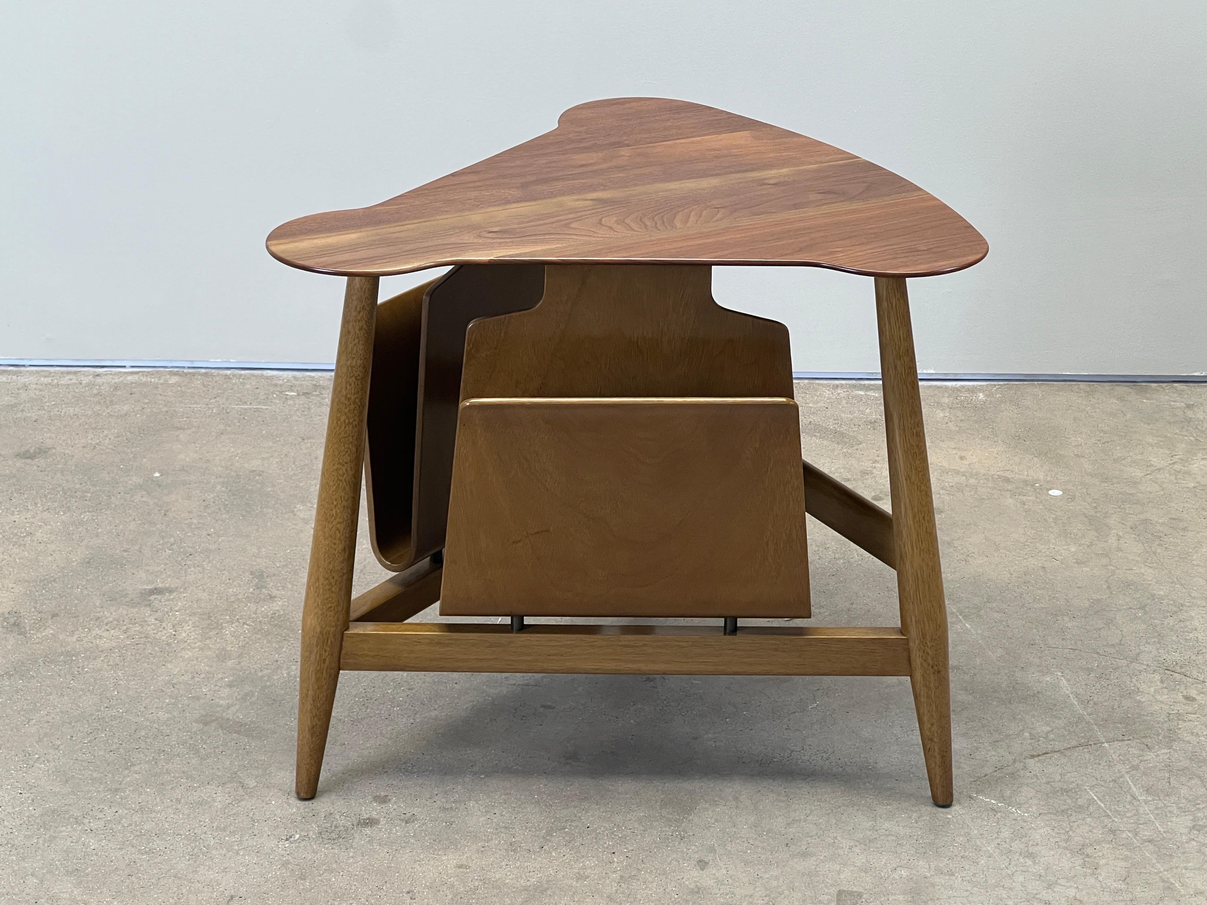 Noyer Table à revues Edward Wormley pour Dunbar en vente