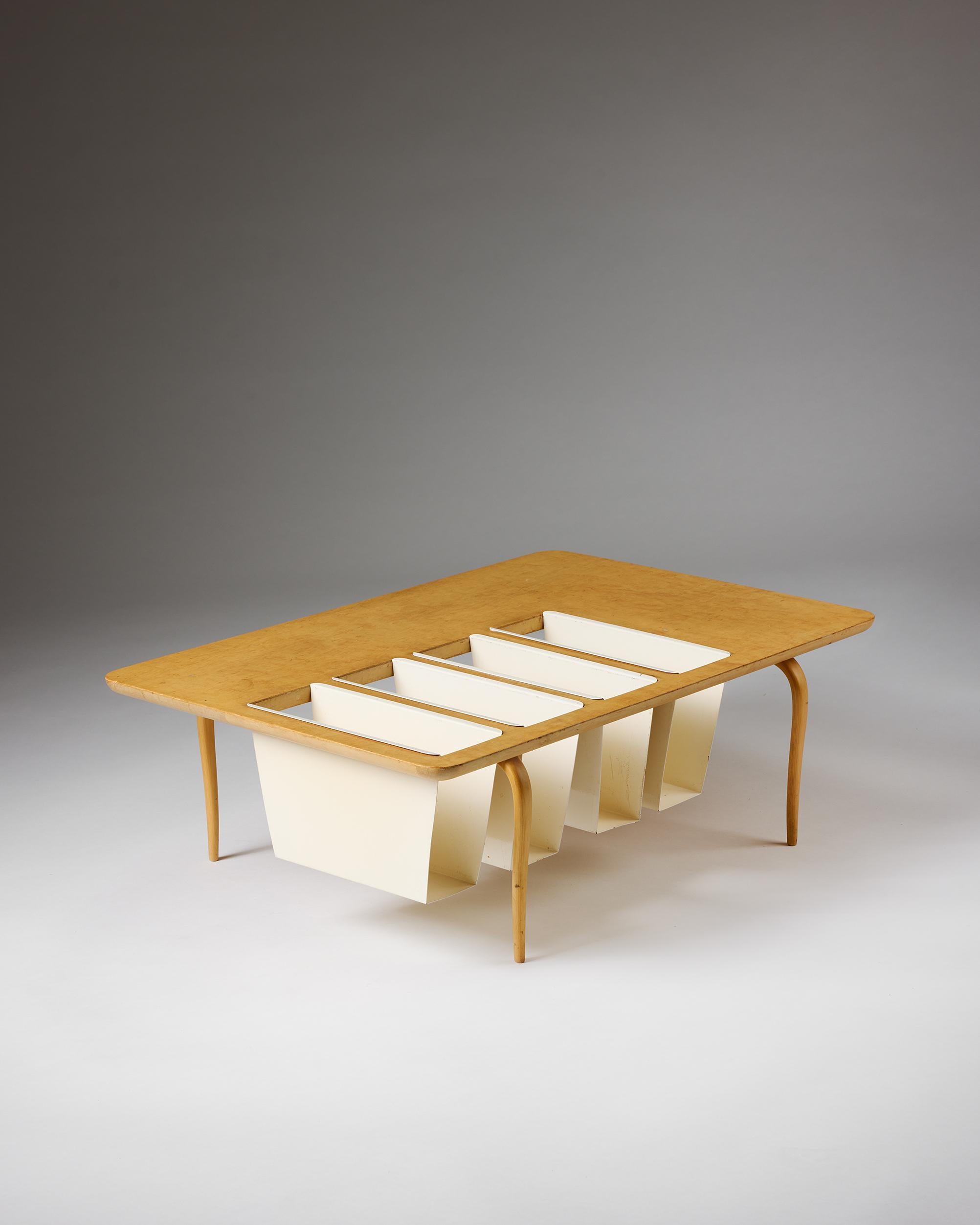 Questo raro tavolo da rivista di Bruno Mathsson per Firma Karl Mathsson a Värnamo è un'espressione ponderata del design svedese e del design vintage scandinavo al suo massimo livello architettonico. Progettato nel 1964, il pezzo abbina un piano