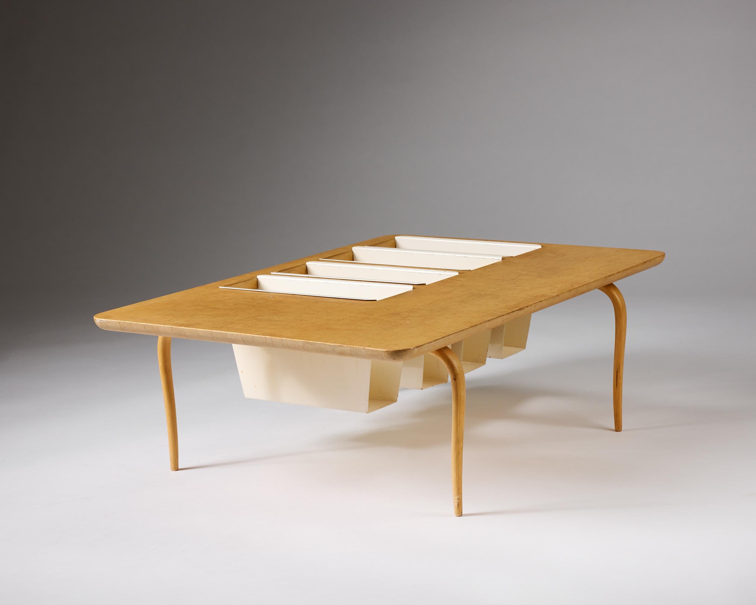 Svedese Magazine table Designed by Bruno Mathsson for Firma Karl Mathsson in vendita