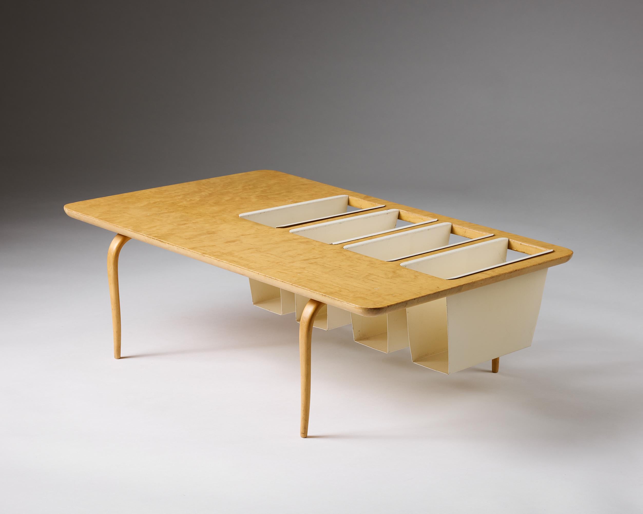 Magazine table Designed by Bruno Mathsson for Firma Karl Mathsson In condizioni buone in vendita a Stockholm, SE