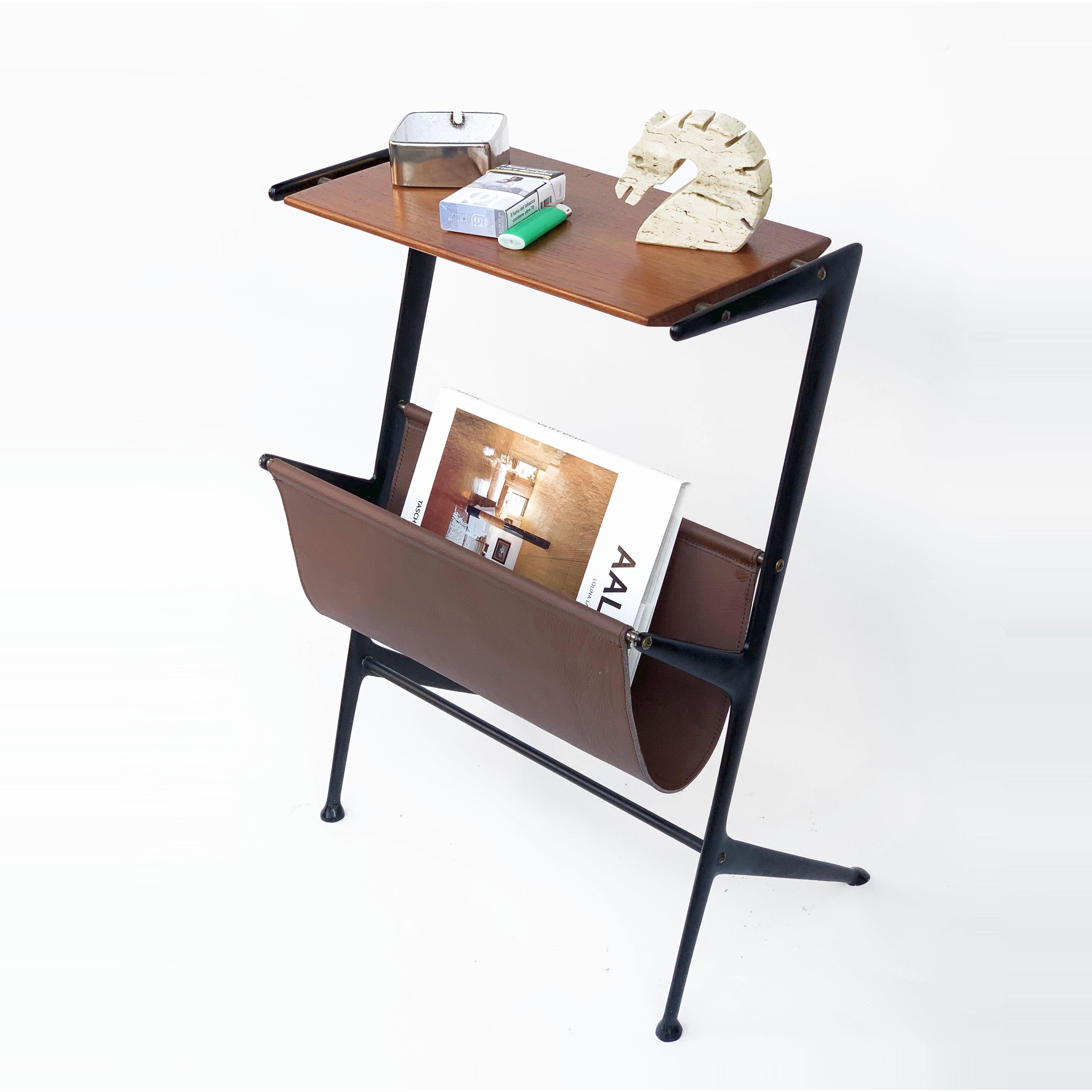 Wonderful and rare table rack. Attributable to Ico Parisi, an Italian coffee table from the 1950s. Enamelled metal structure, shaped wood top, leather magazine rack.
A wonderful piece.

Totally removable and easy to assemble.