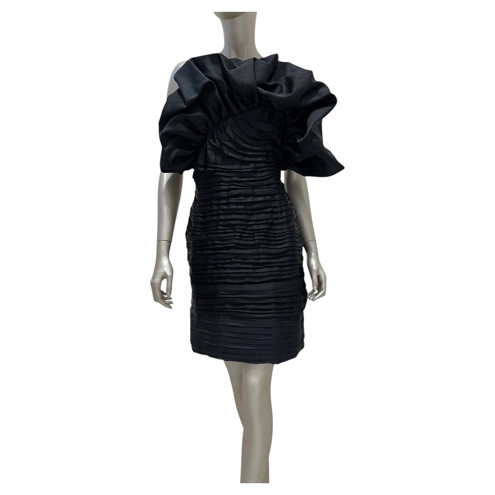Mini-robe noire à volants et à une seule bretelle Magda Butrym, taille 38 en vente