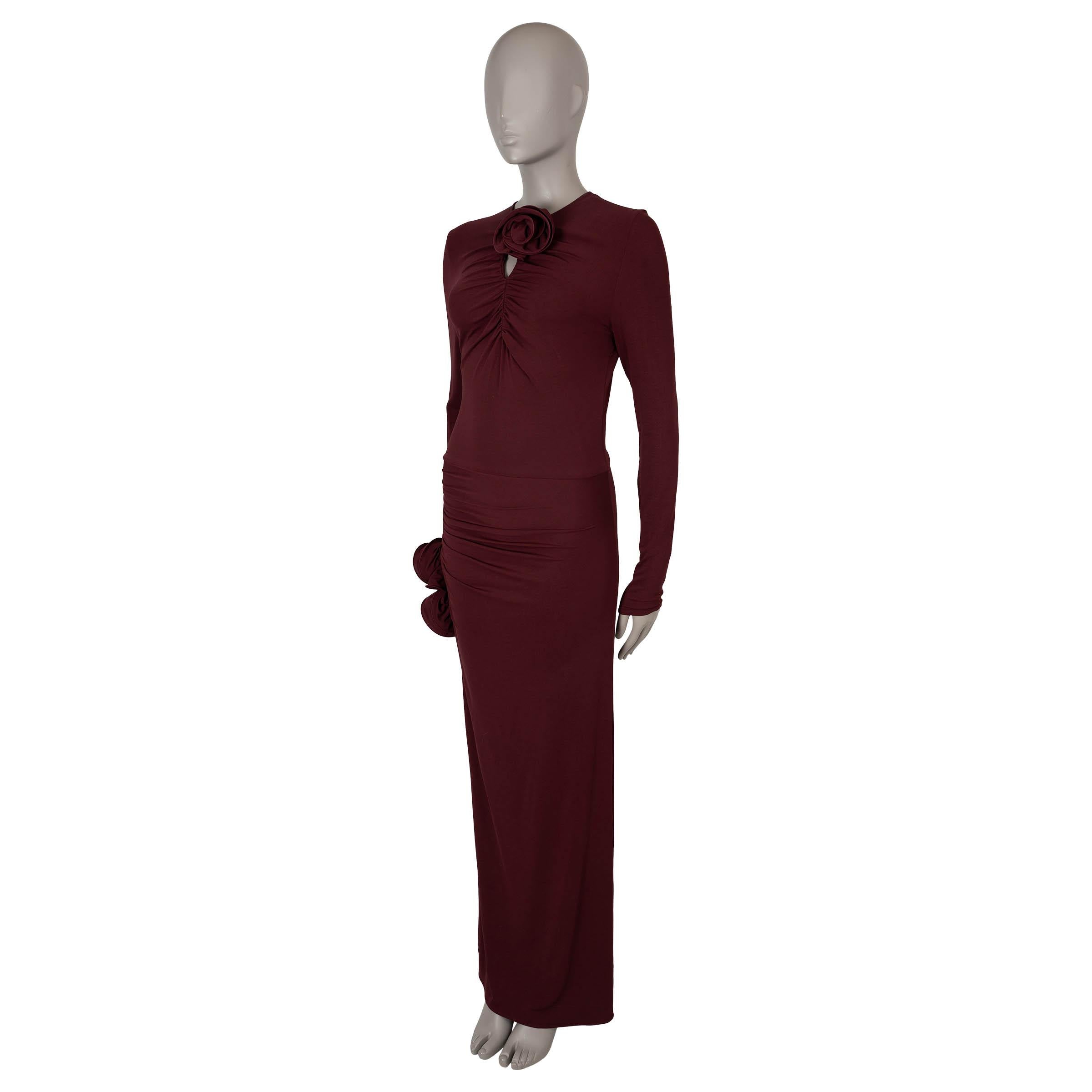 Il suo abito Magda Butrym 100% autentico in jersey di viscosa bordeaux (con il 5% di elastan) incarna l'eleganza moderna con un tocco di romanticismo. Con una silhouette bodycon e a figura intera, presenta un sorprendente spacco alto sulla gonna,